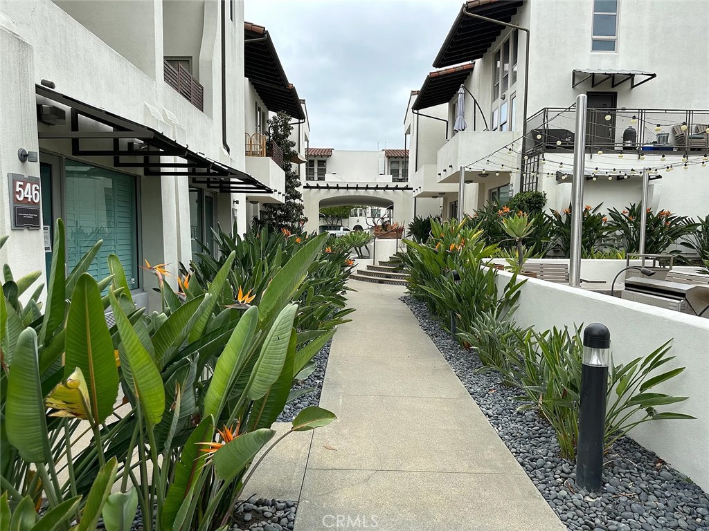 544 S Brea — photo