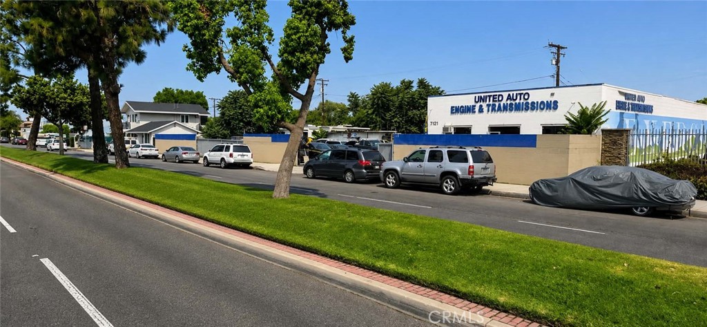 7121 Somerset Boulevard — photo