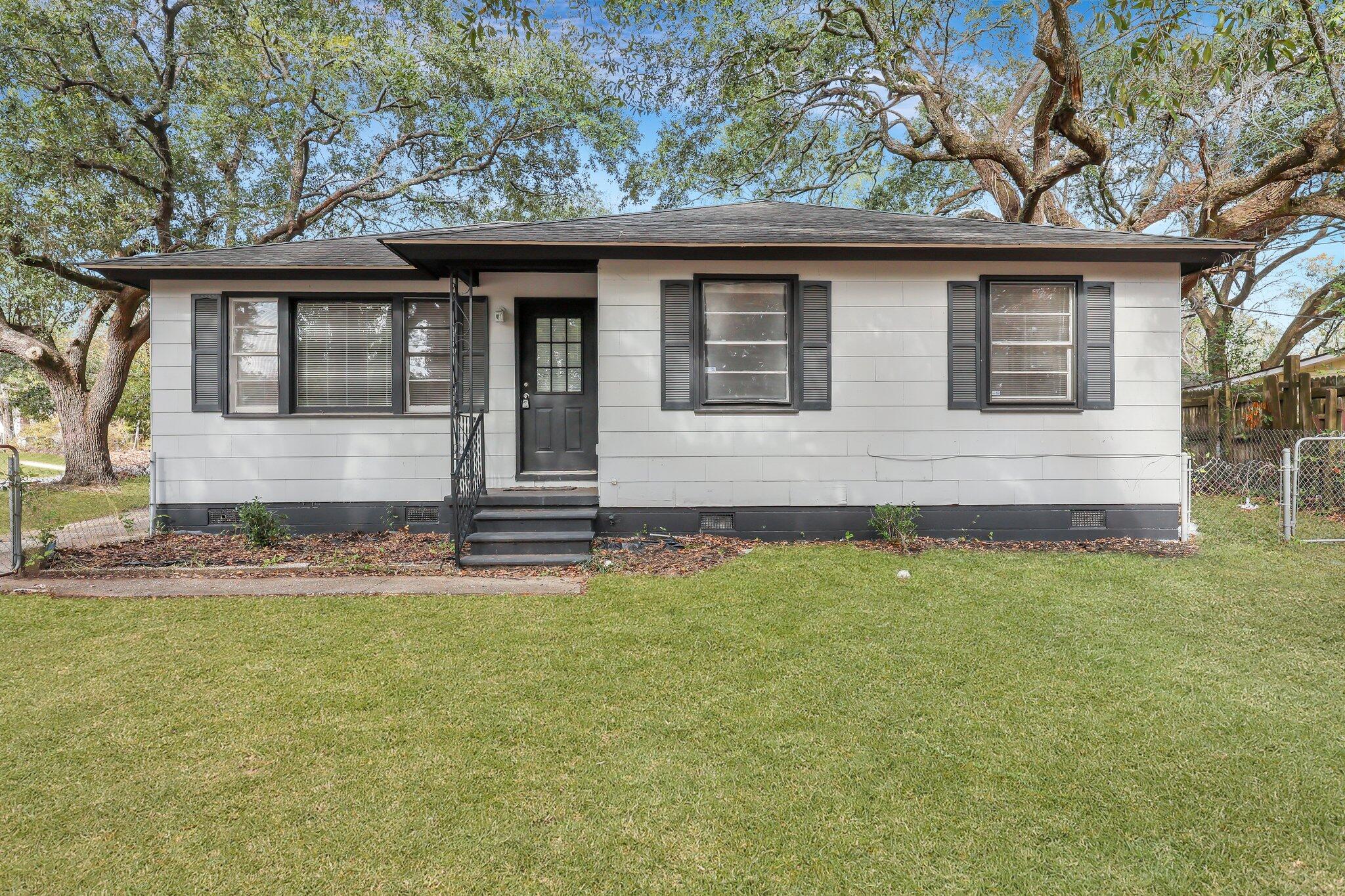 1652 Larry Street — photo