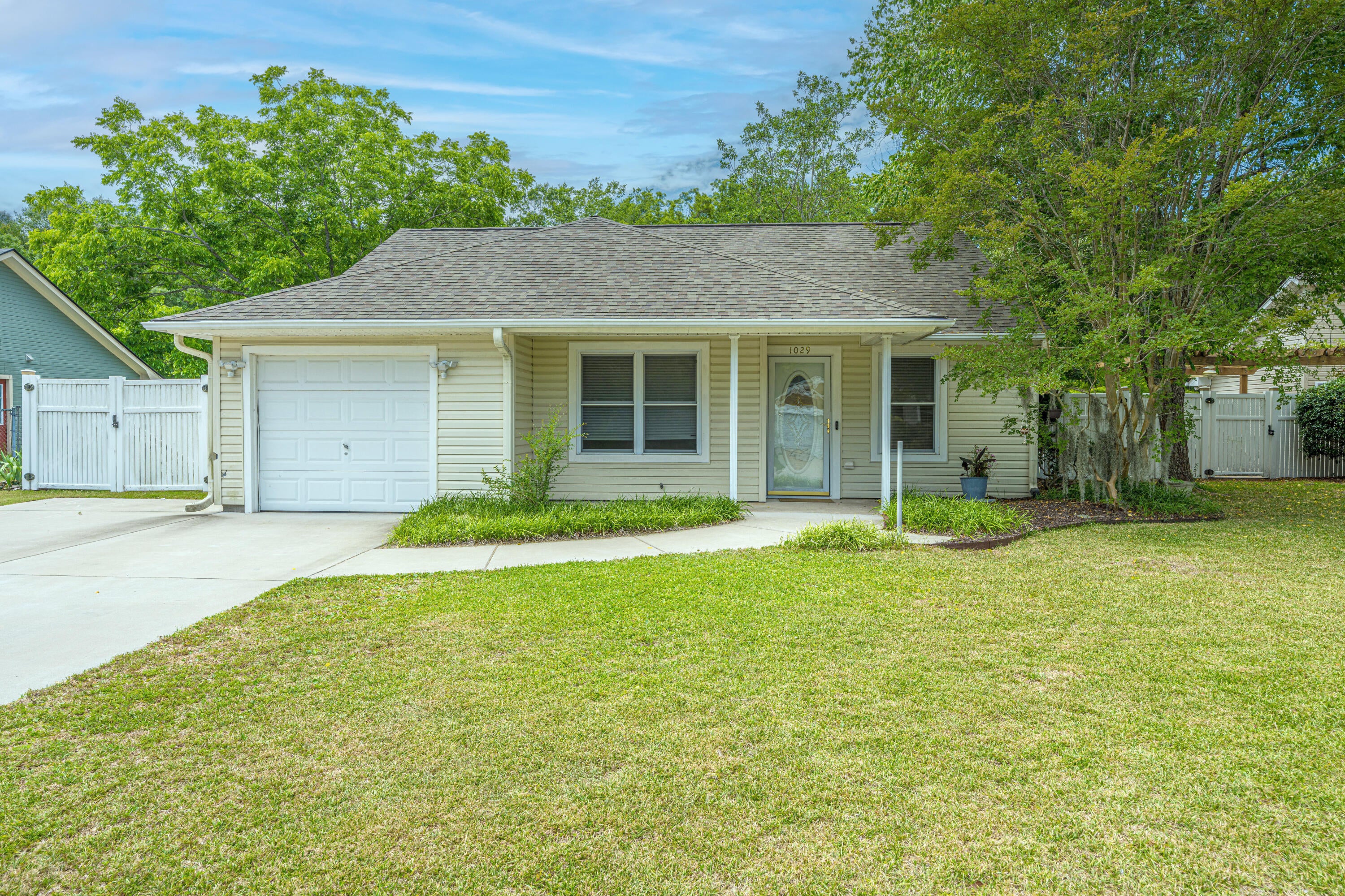 1029 Oakcrest Drive — photo