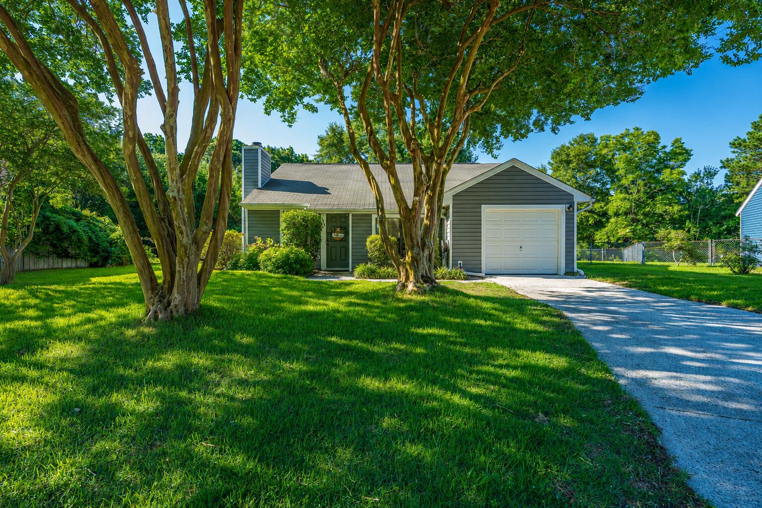 995 Oakcrest Drive — photo