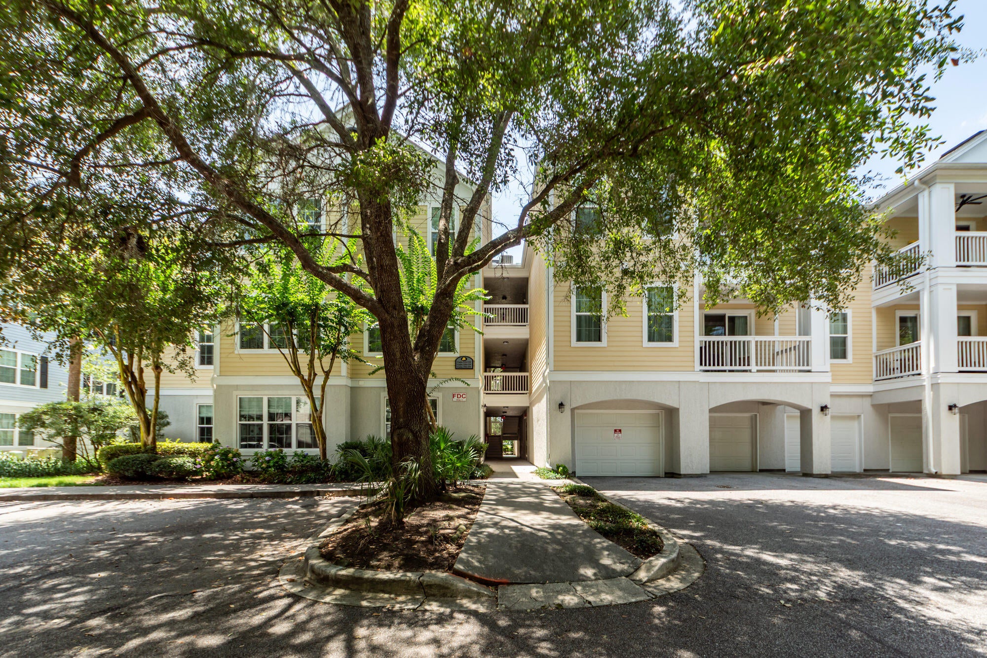 60 Fenwick Hall Allee 227 — photo