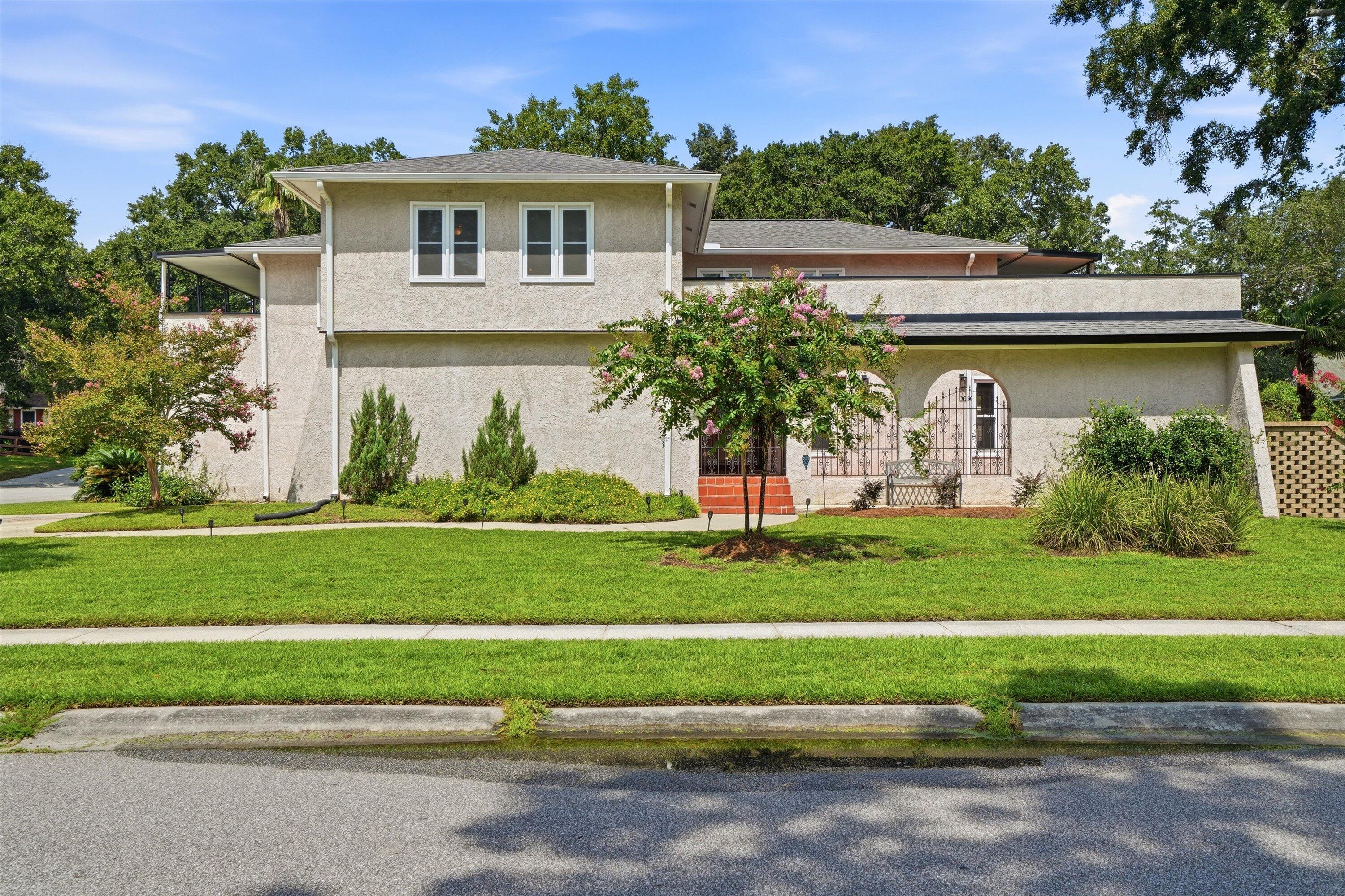 1082 Stonehenge Drive — photo