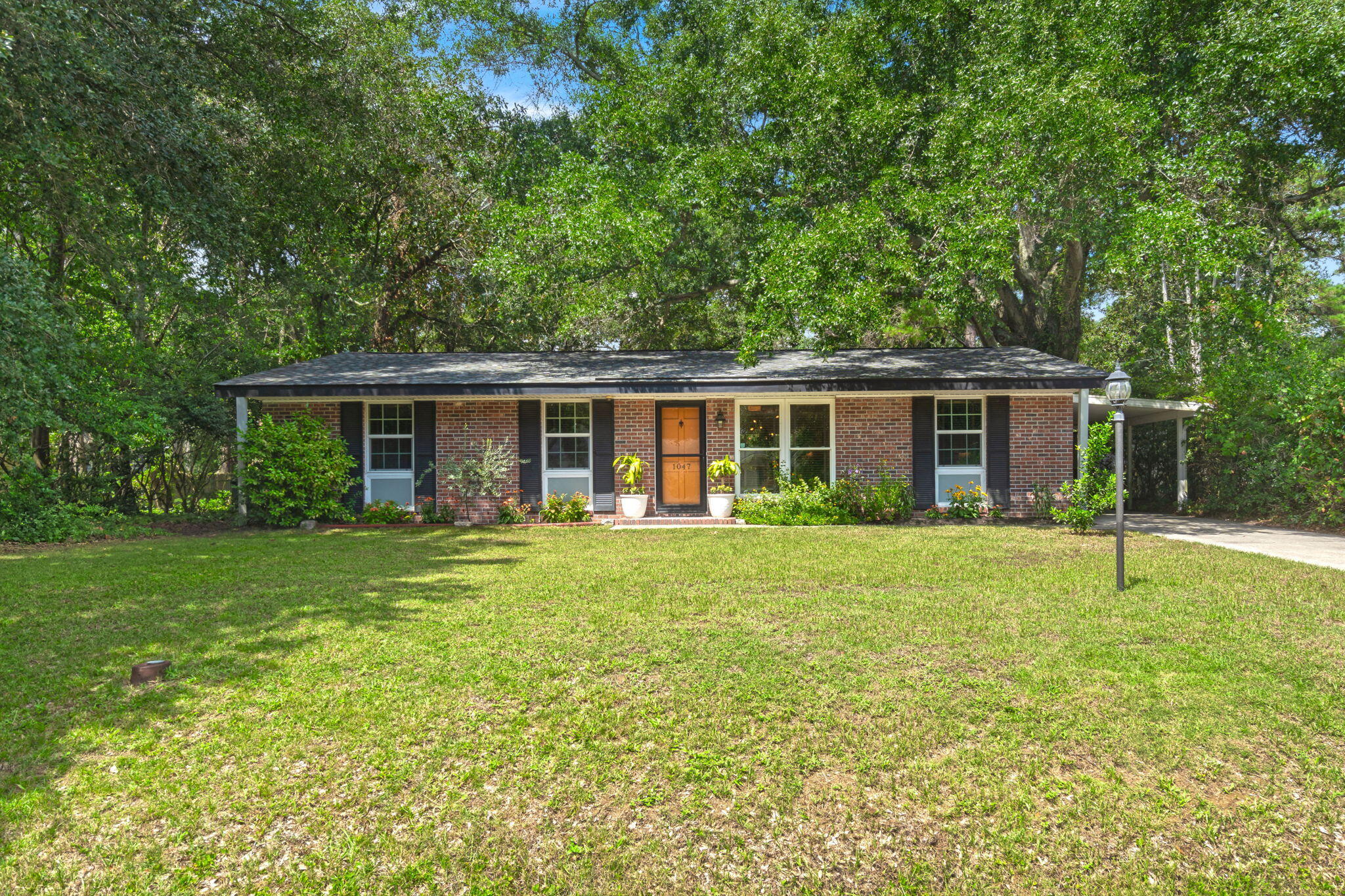 1047 Honeysuckle Lane — photo