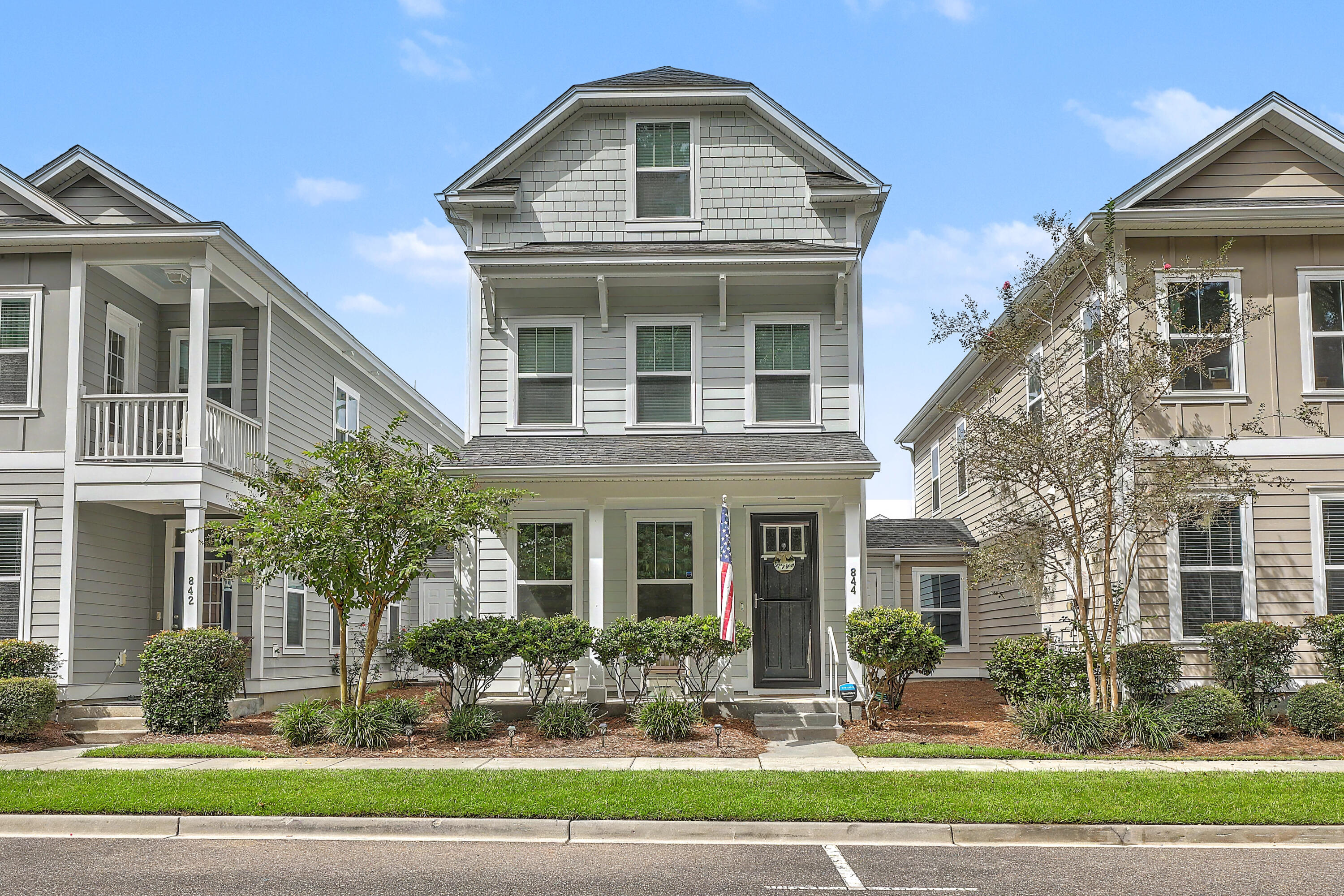 844 Rue Drive — photo