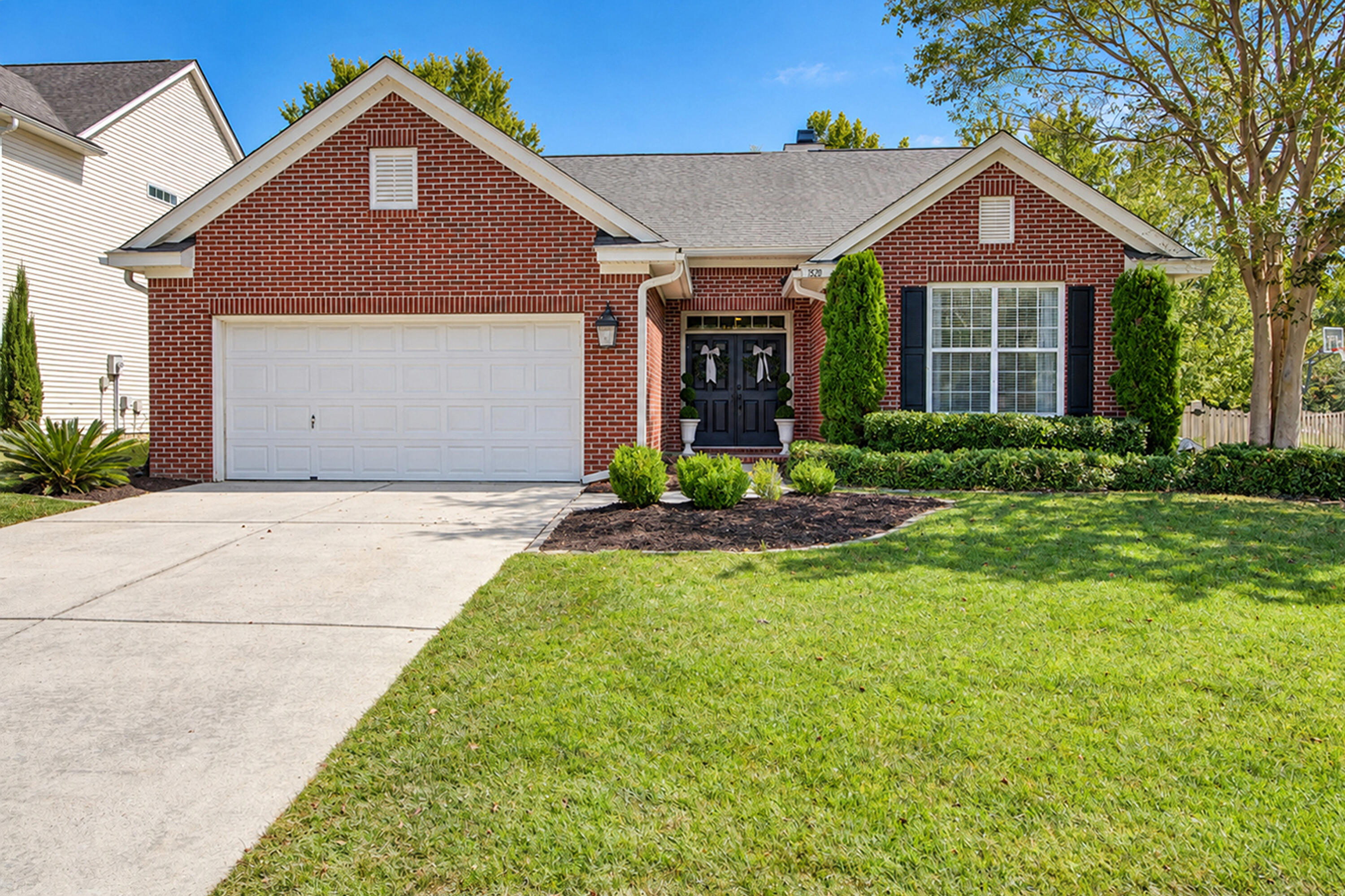 1520 Clarendon Way — photo