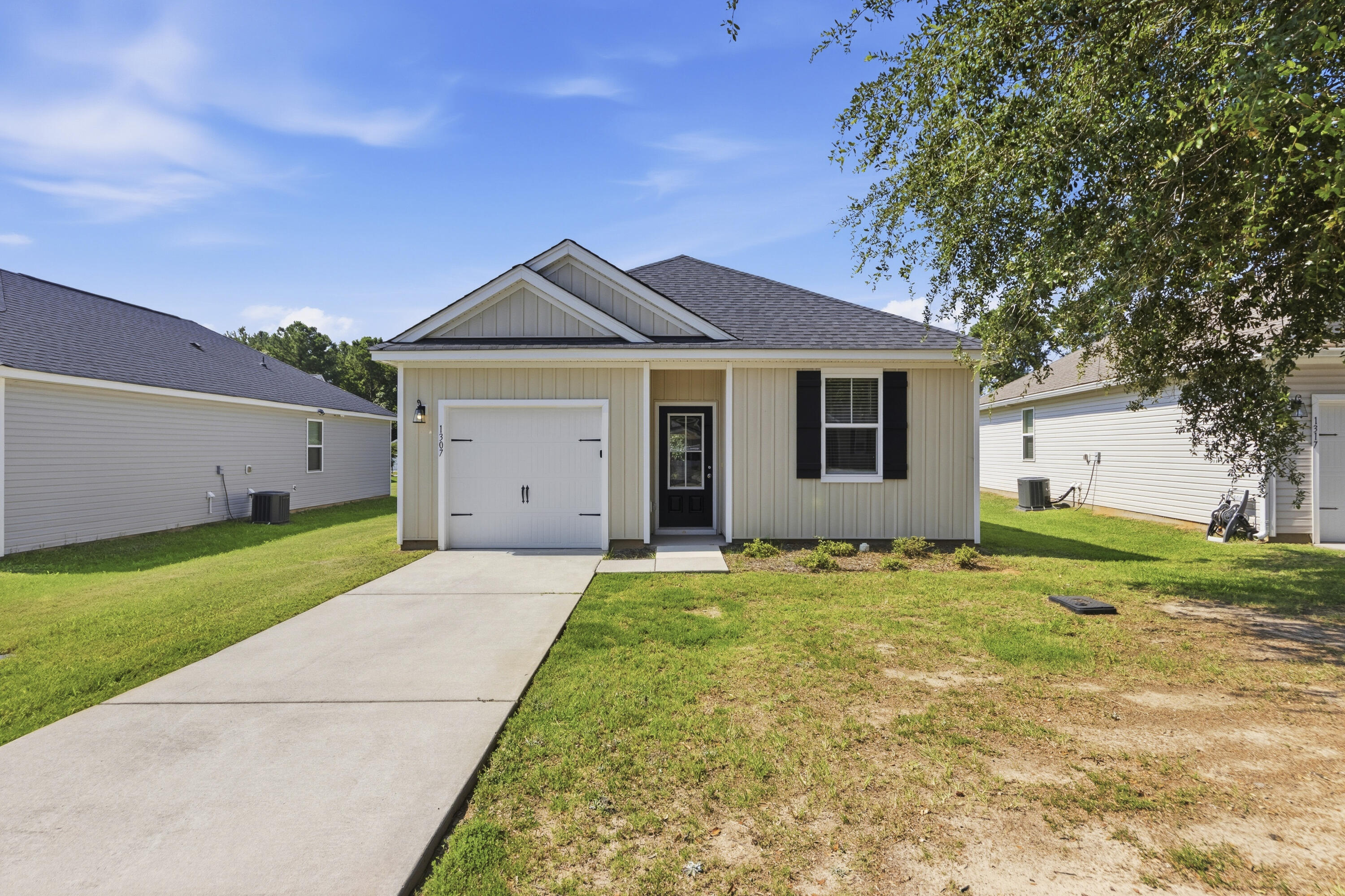 1307 Warrens Way — photo