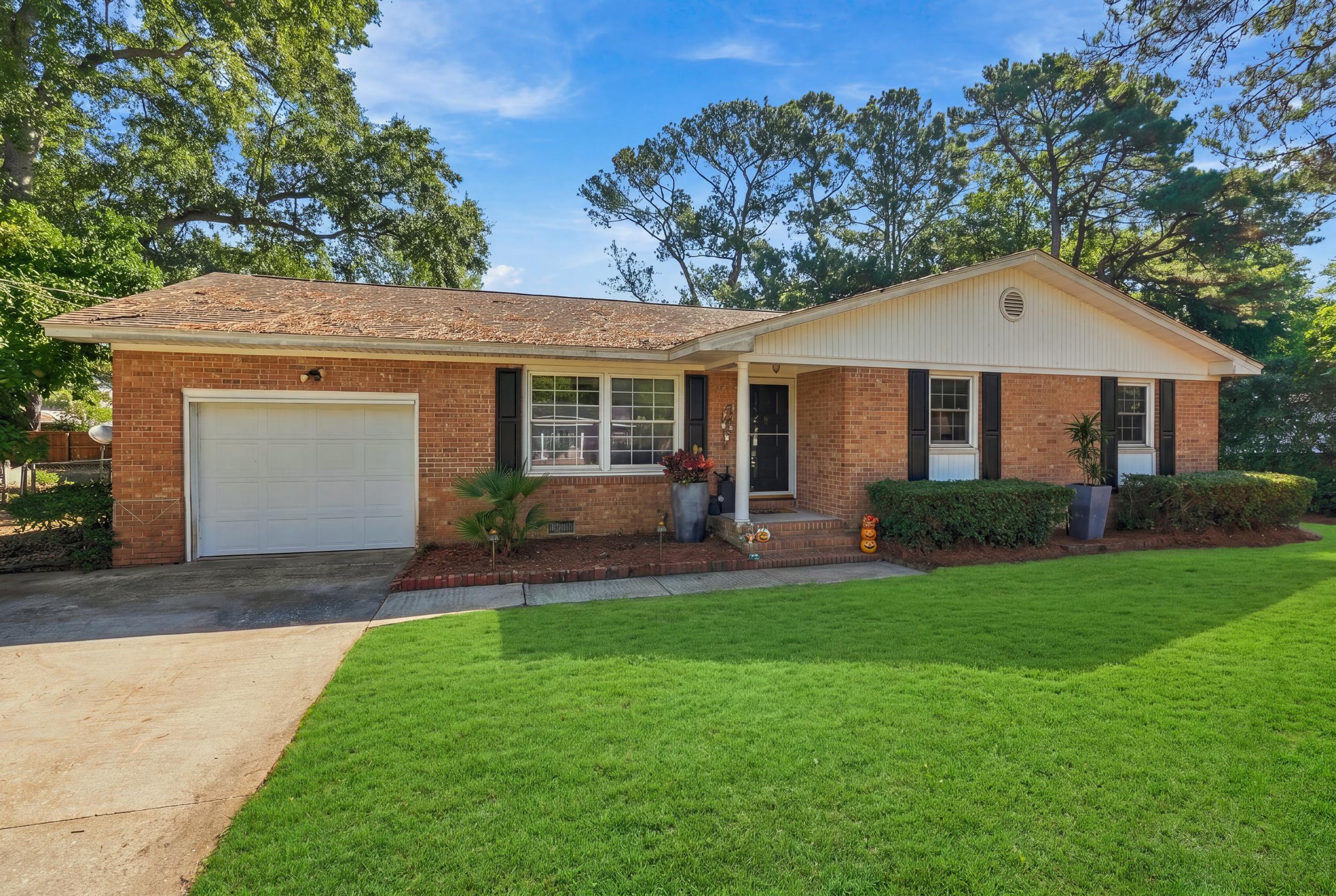1060 Woodside Drive — photo