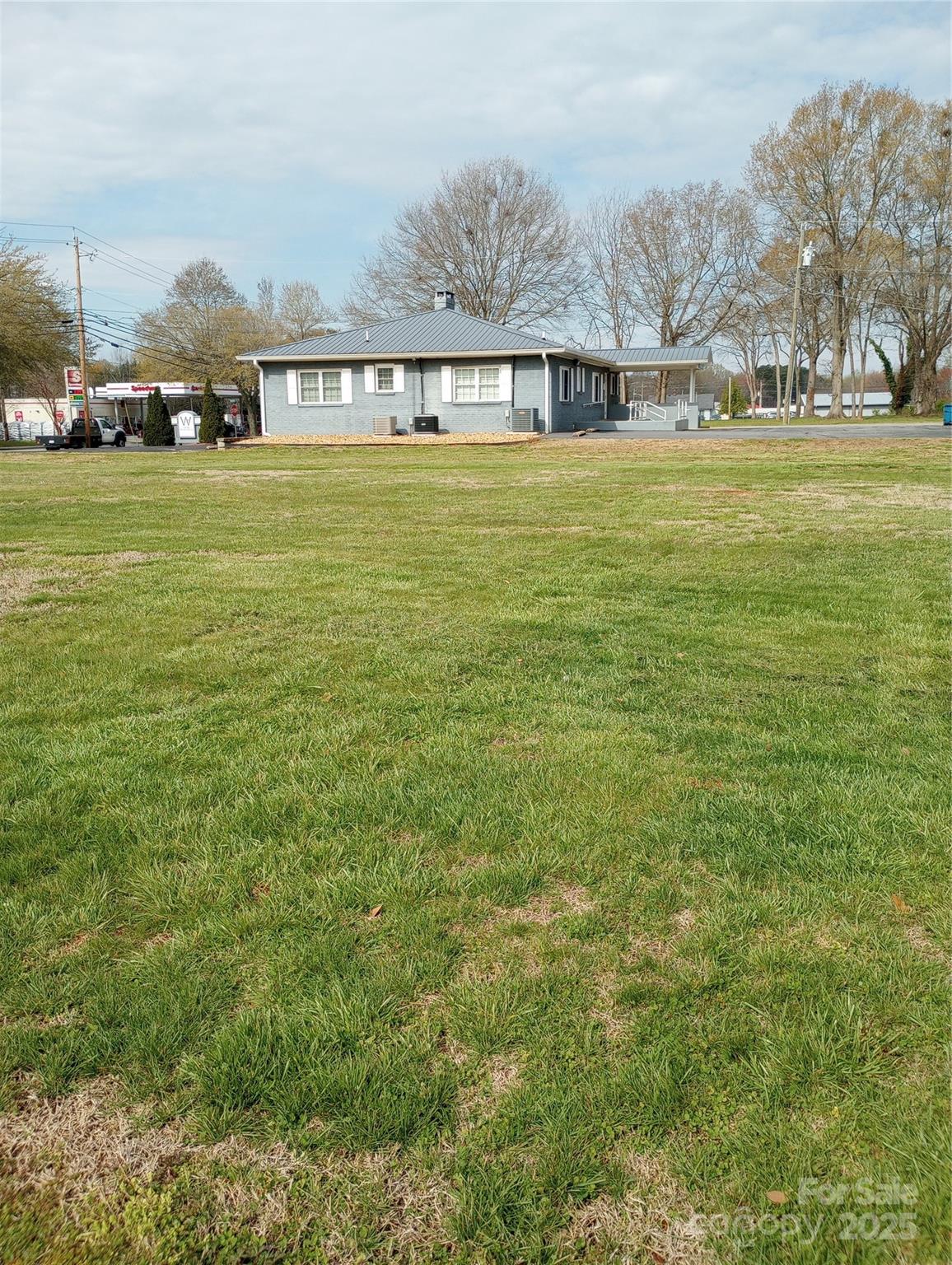 Tba W Main Street W — photo