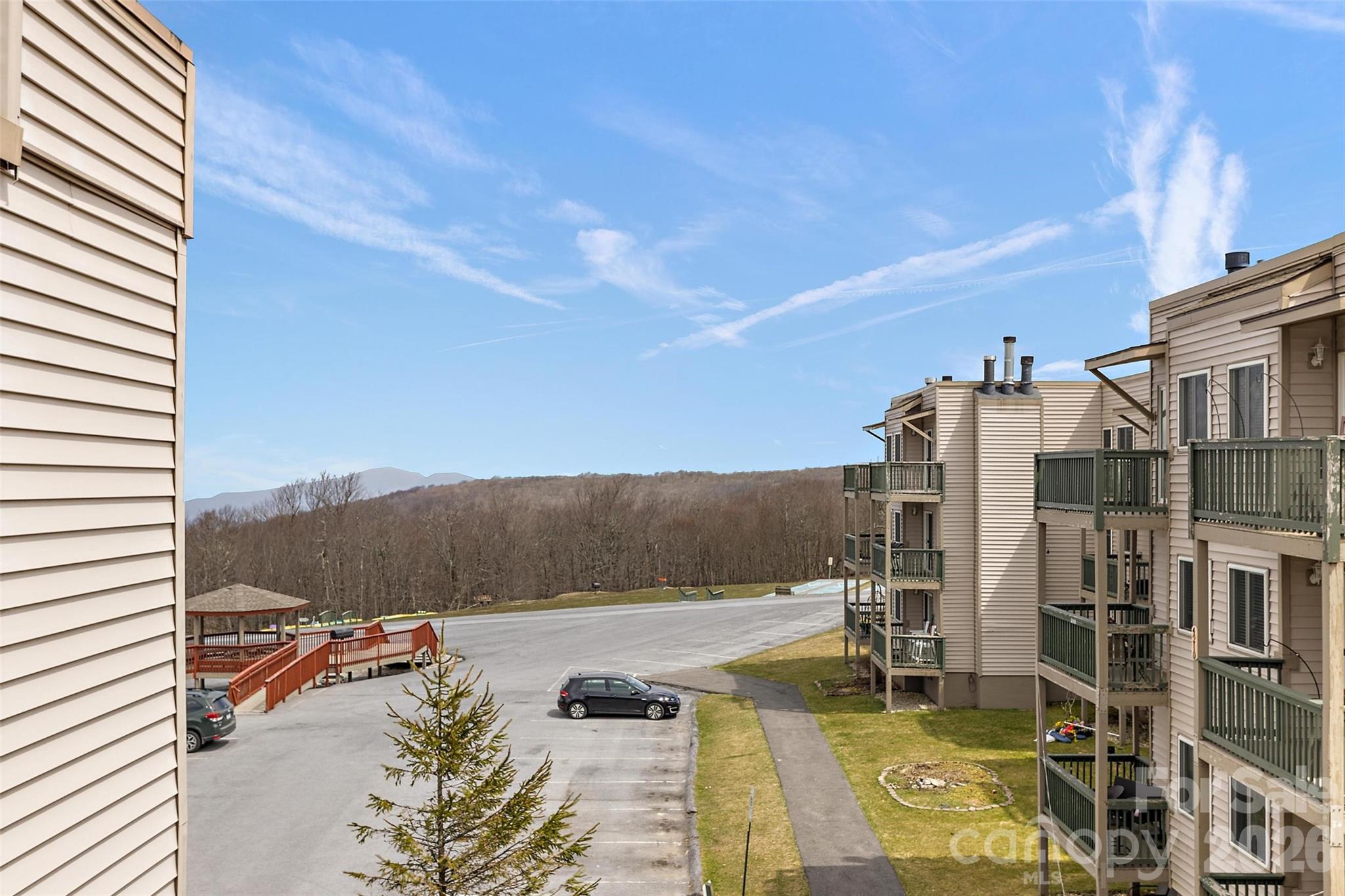 301 Pinnacle Inn Road 3302 — photo