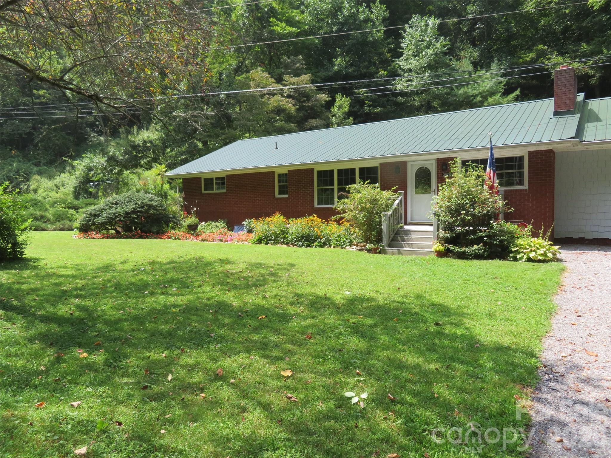 3829 Coxes Creek Road — photo