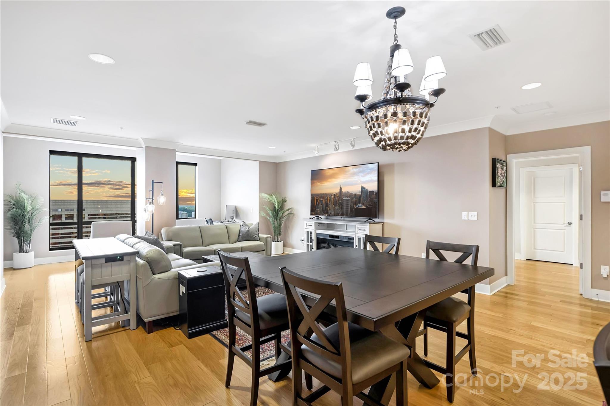 222 S Caldwell Street 1812 — photo