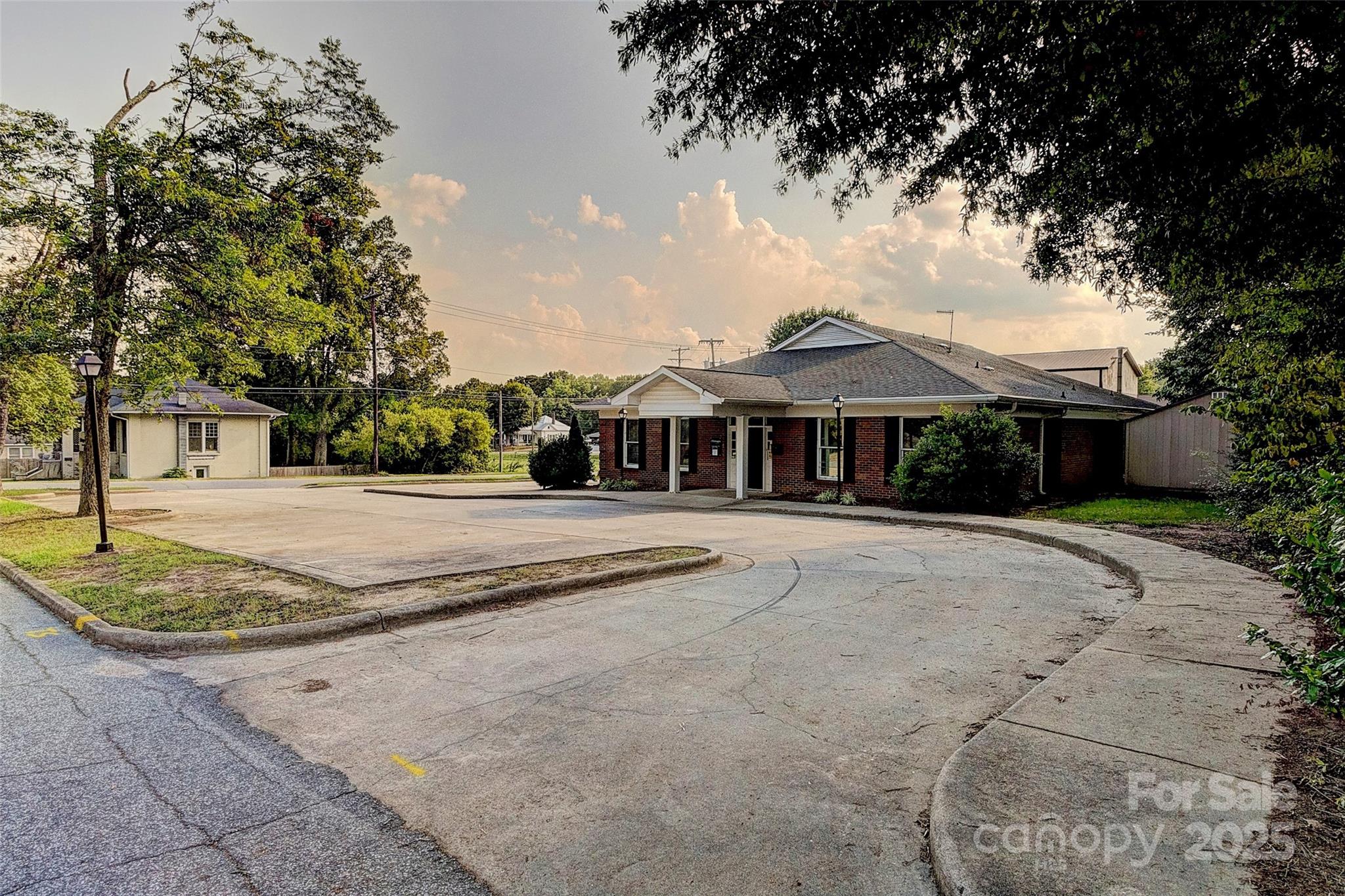 112 S Oak Street — photo