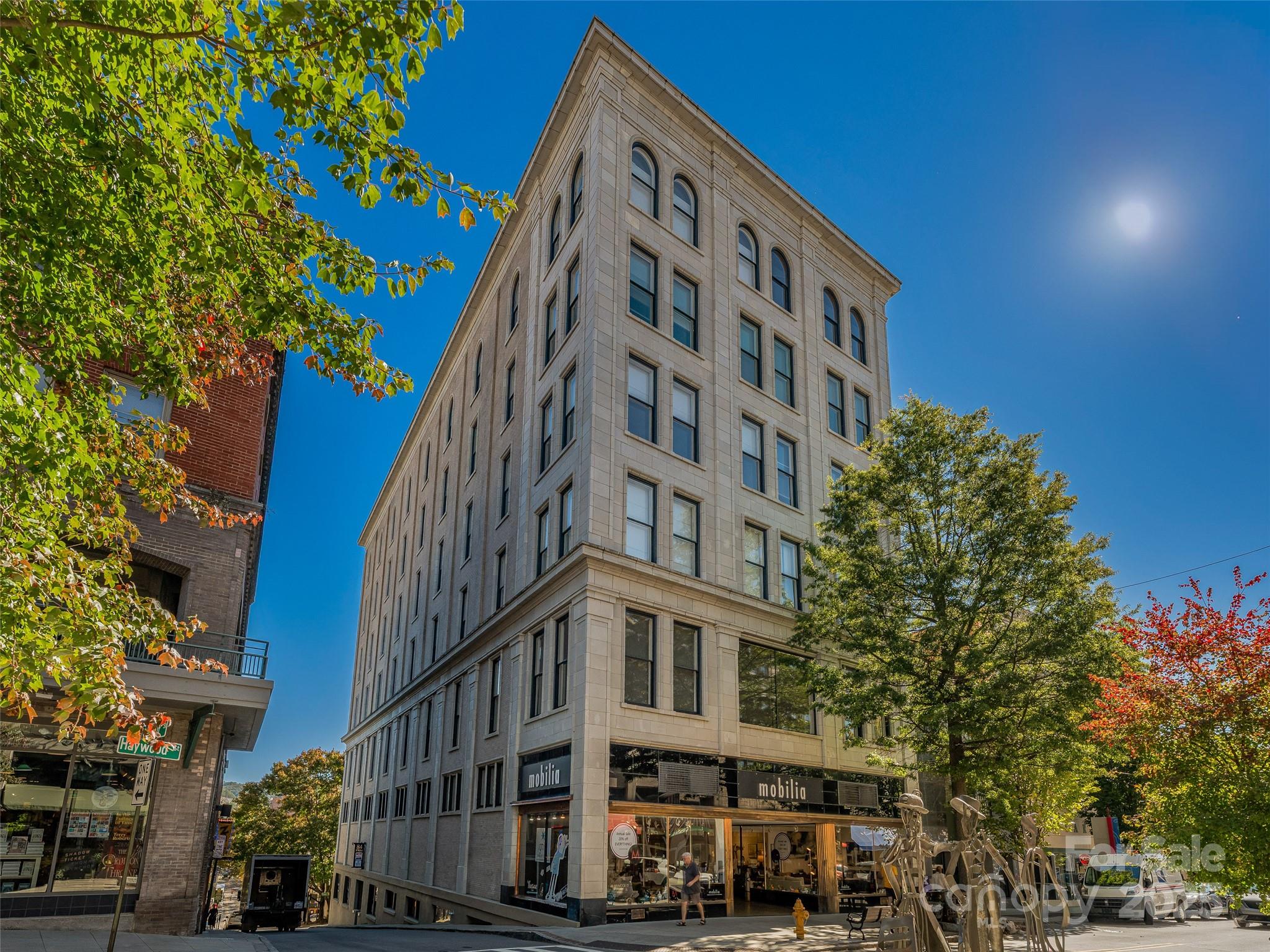 84 W Walnut Street 303 — photo