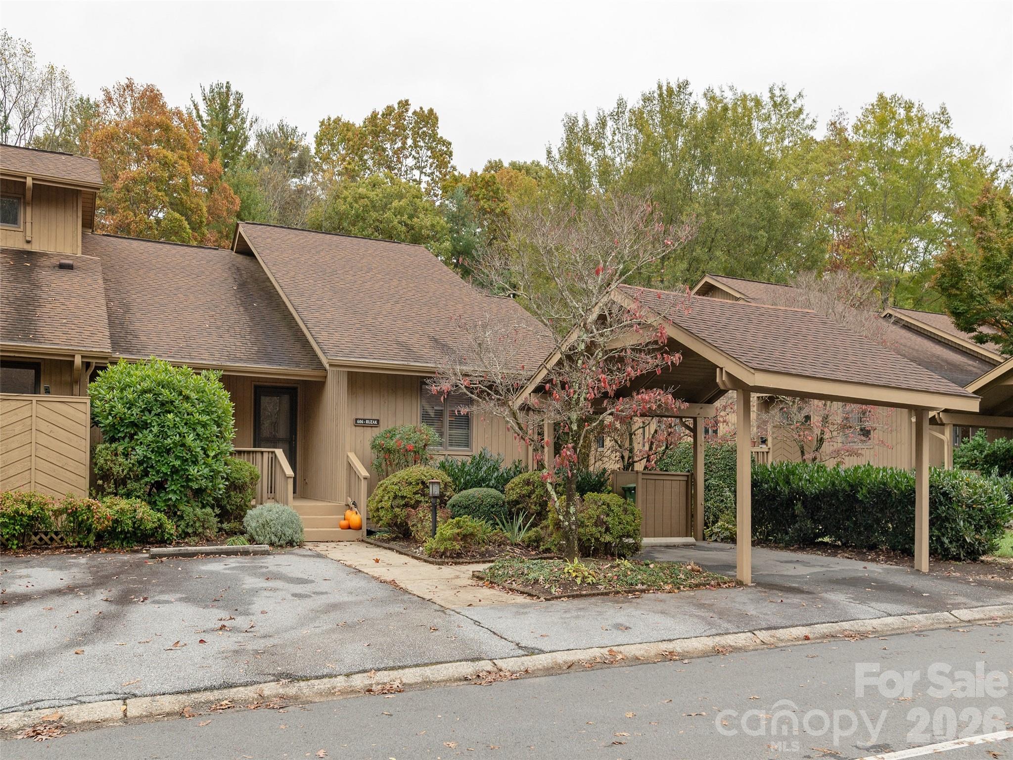 606 Red Oak Drive — photo
