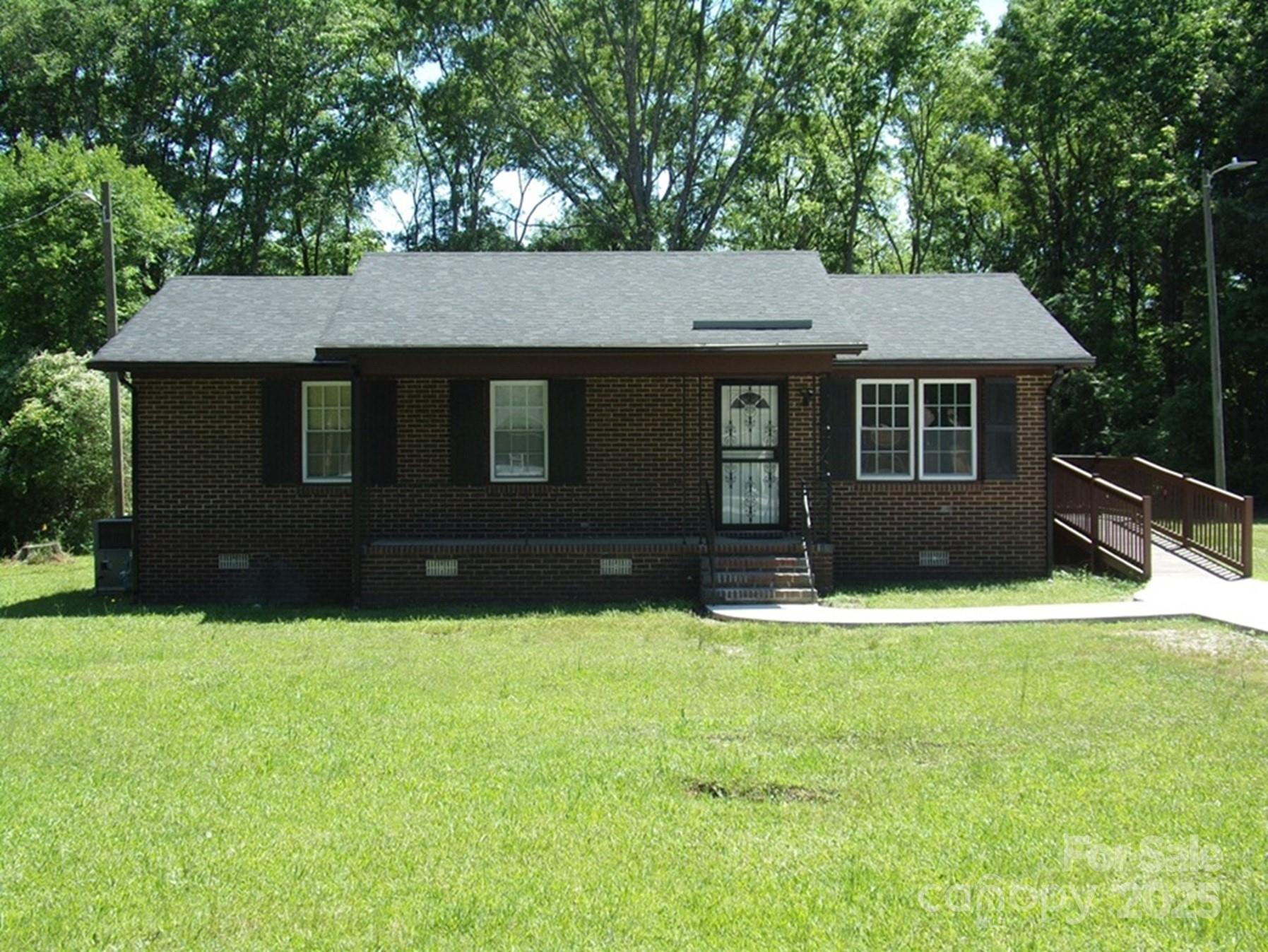 556 Roundtree Circle — photo