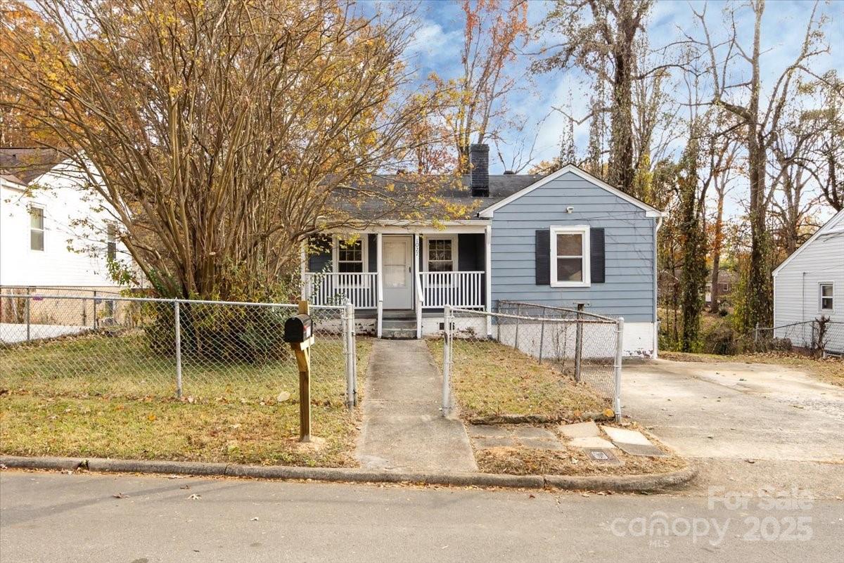 1027 Holland Avenue — photo