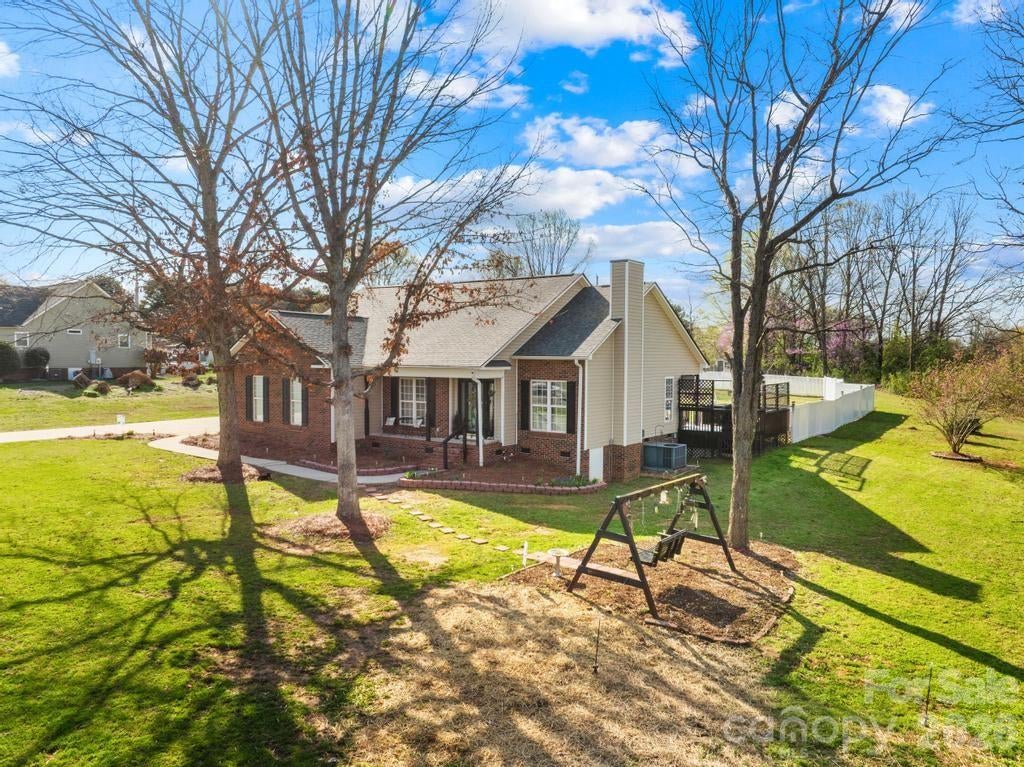 105 Laura Court — photo