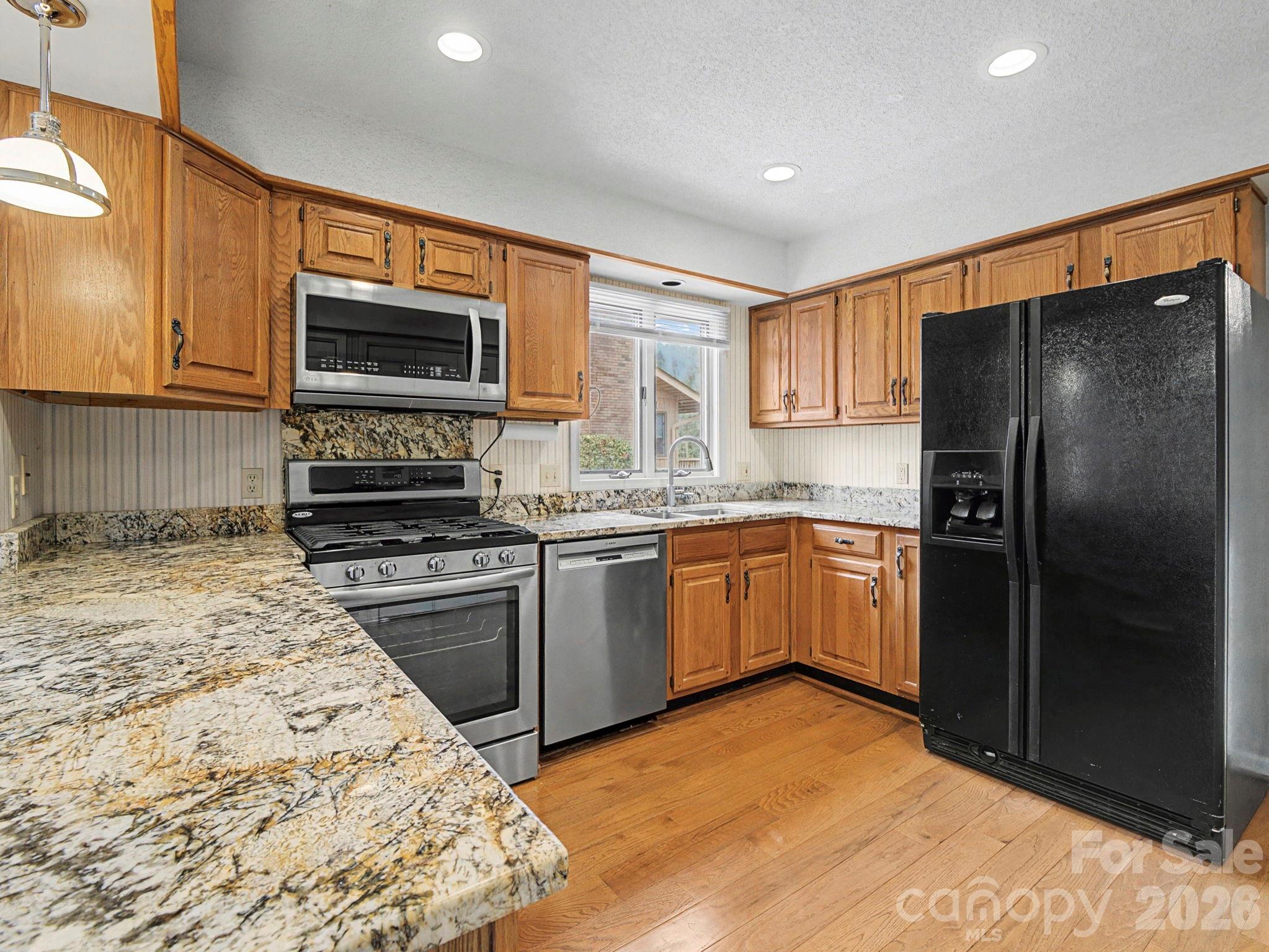605 Red Oak Drive — photo