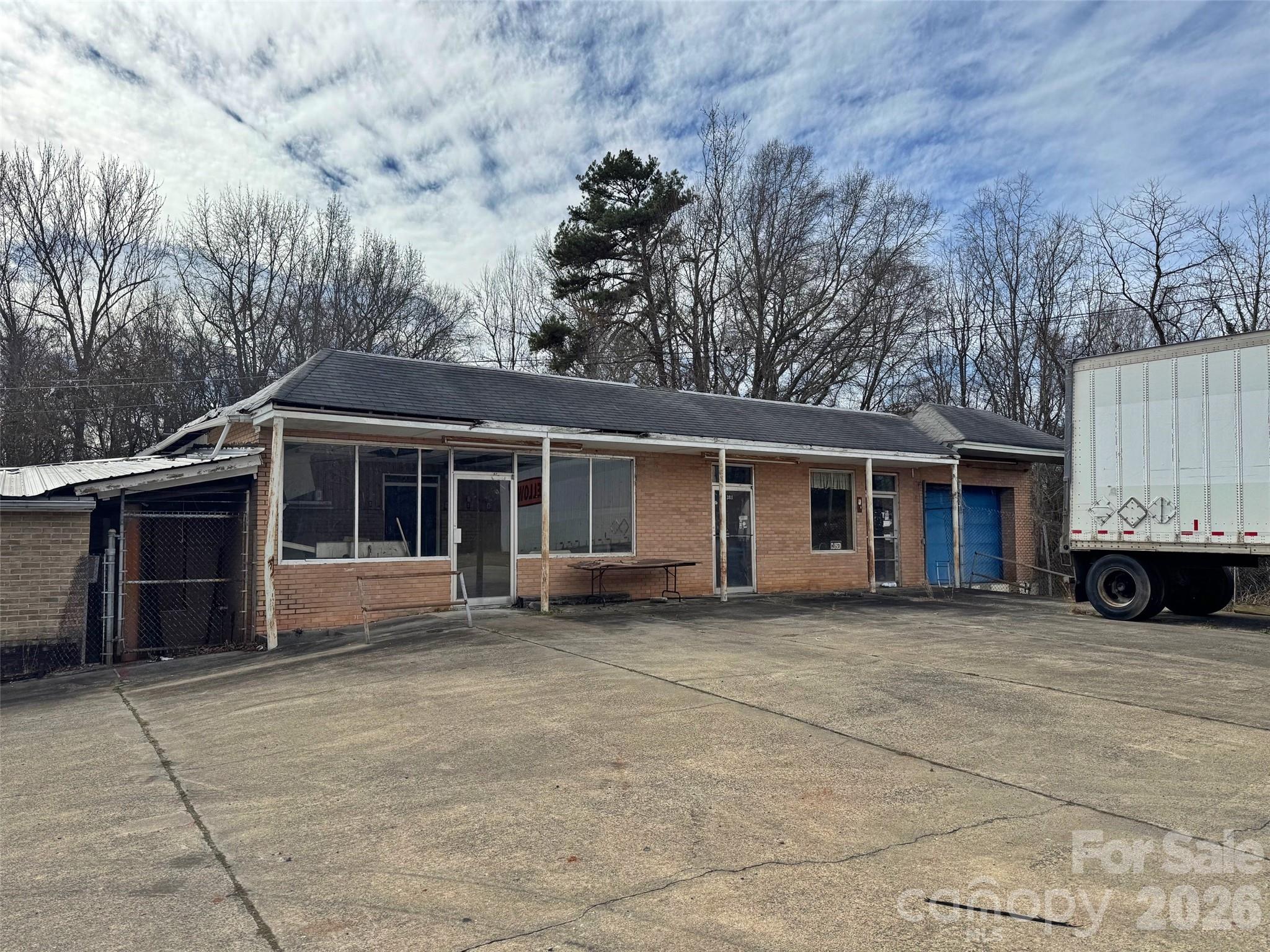3811 Lesslie Highway — photo