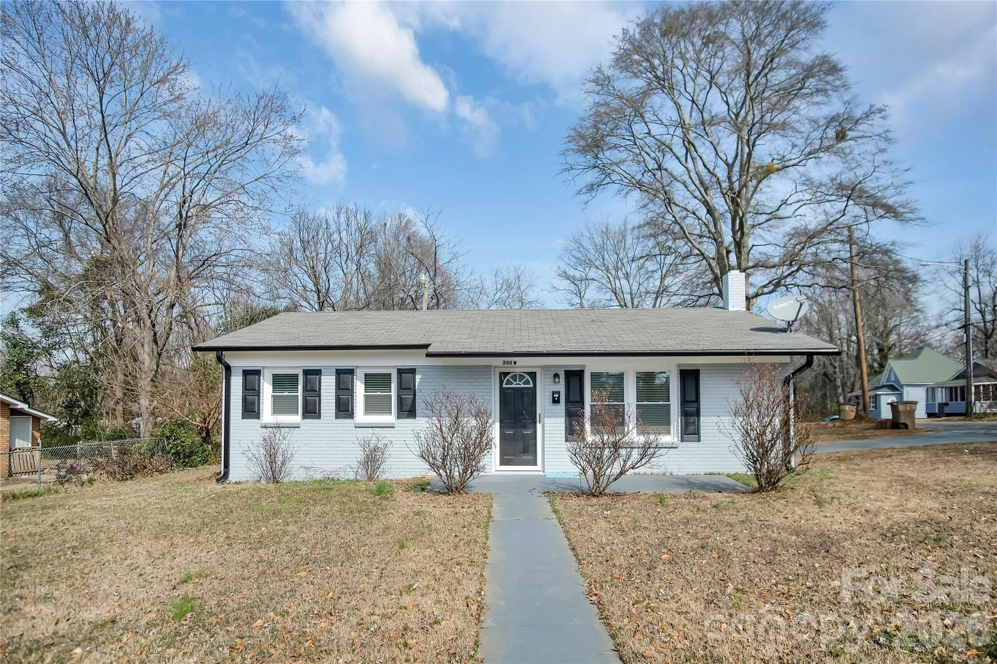 200 W Shannonhouse Street — photo