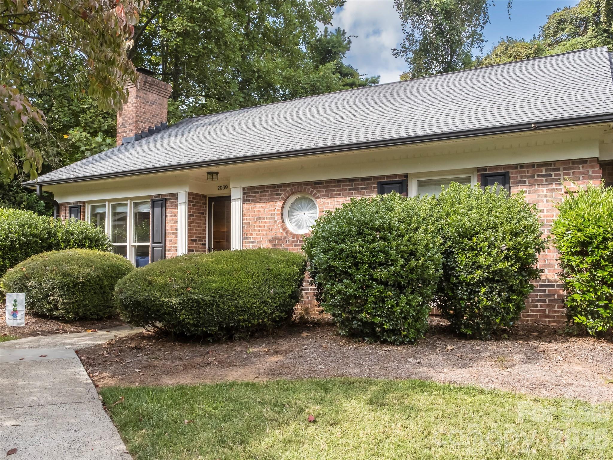 2039 Union Road E — photo