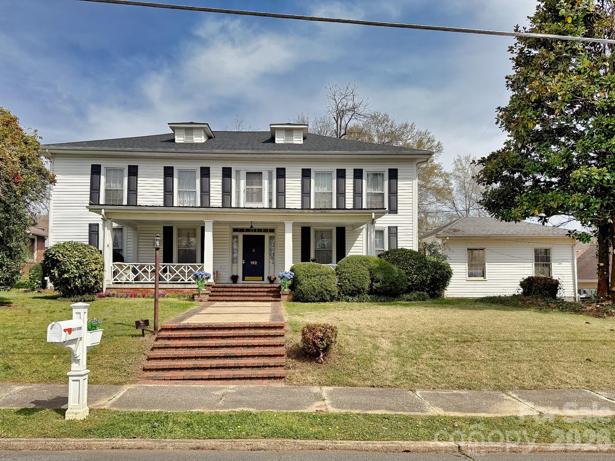192 W Court Street — photo