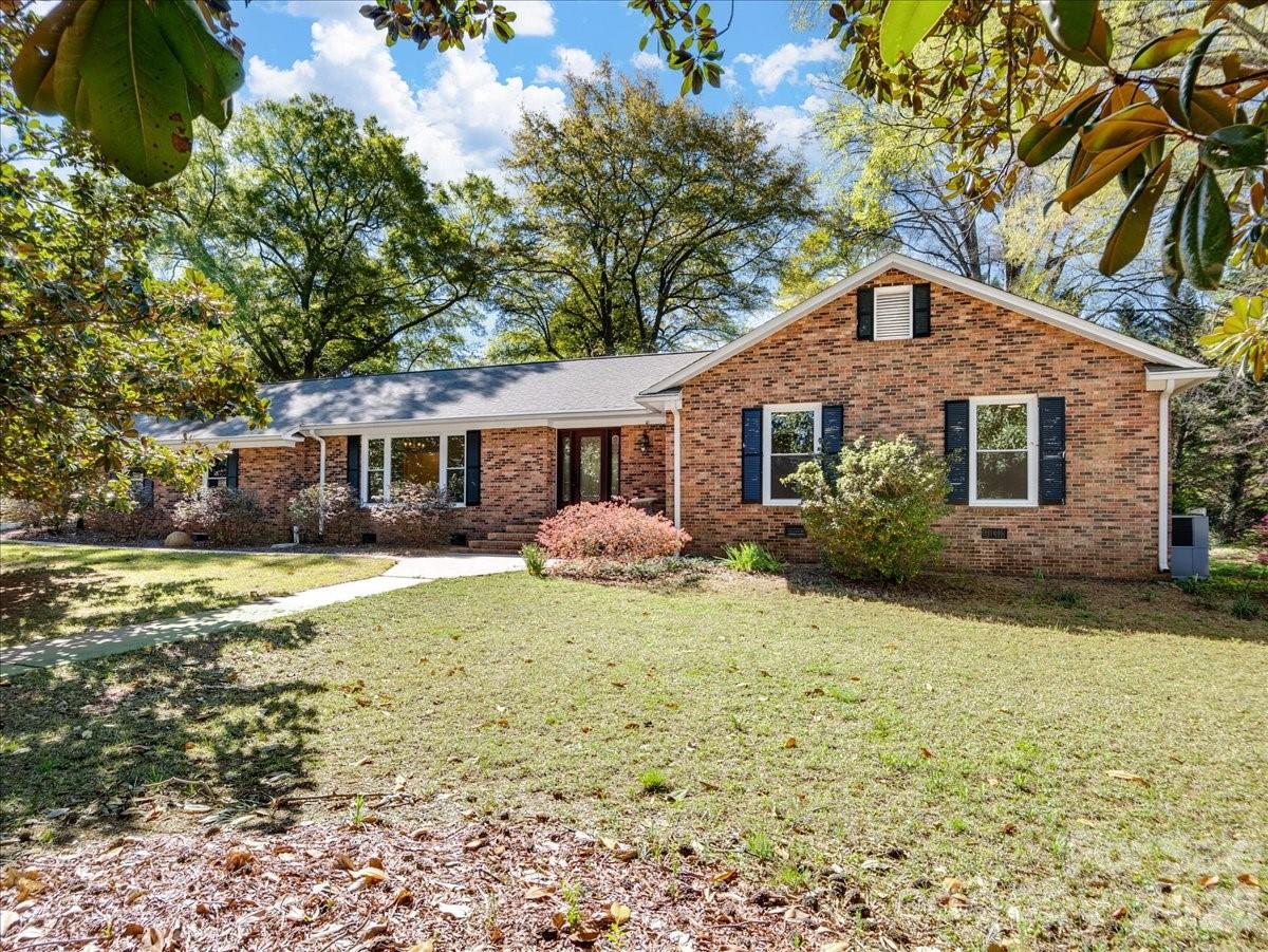 2129 James Court — photo