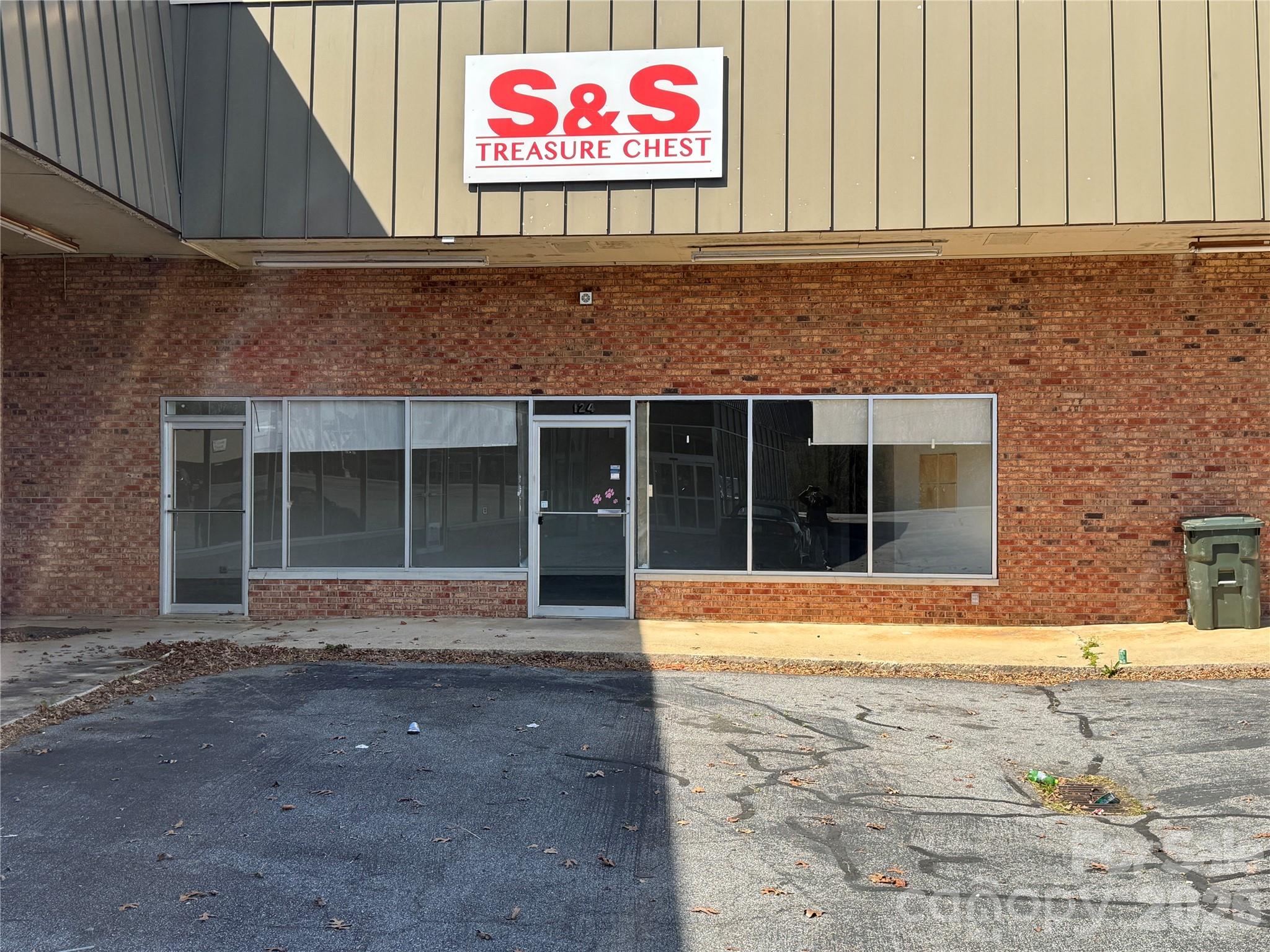 124 Fairway Shopping Center Street — photo