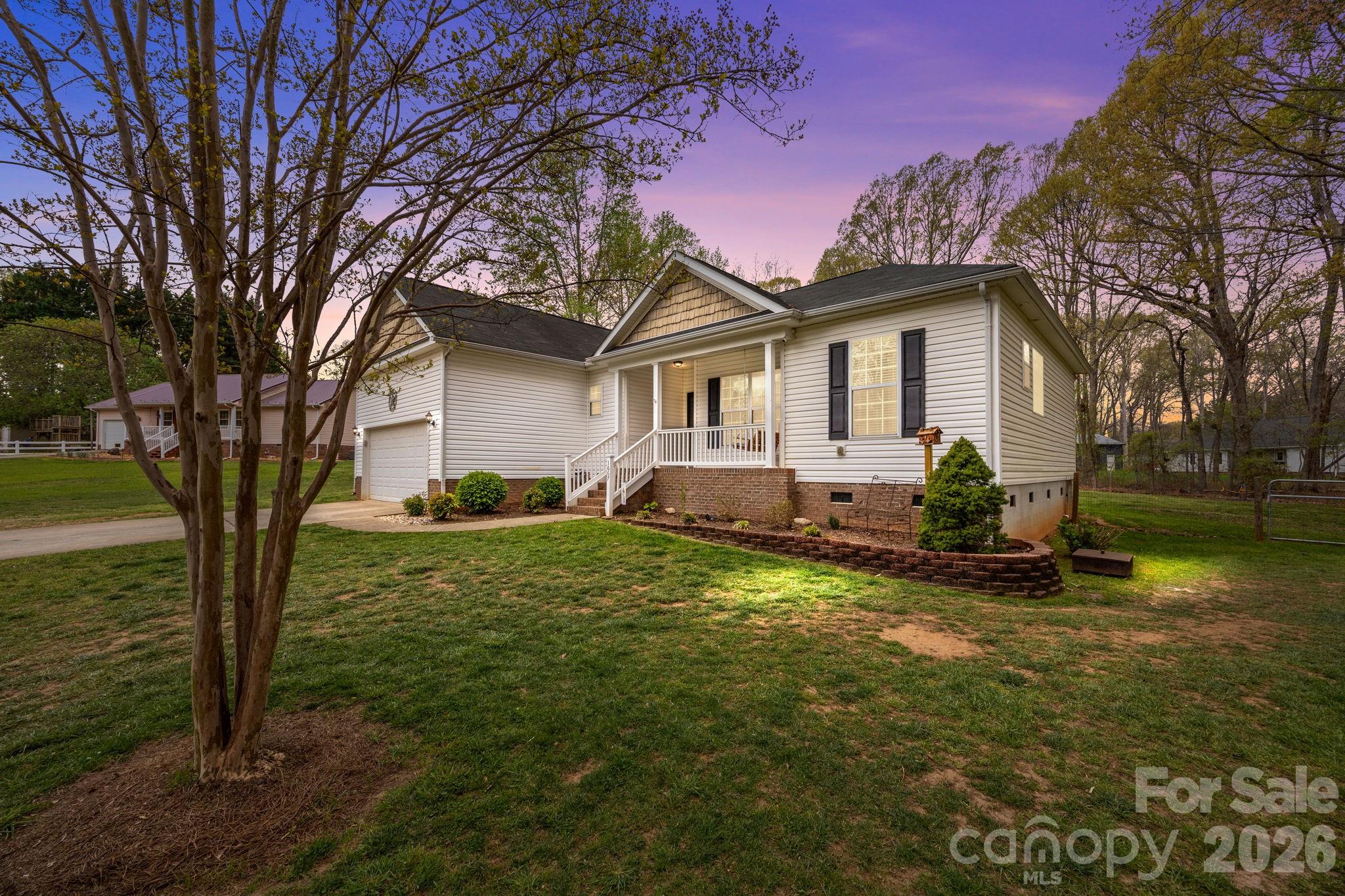 1667 Warwick Court — photo