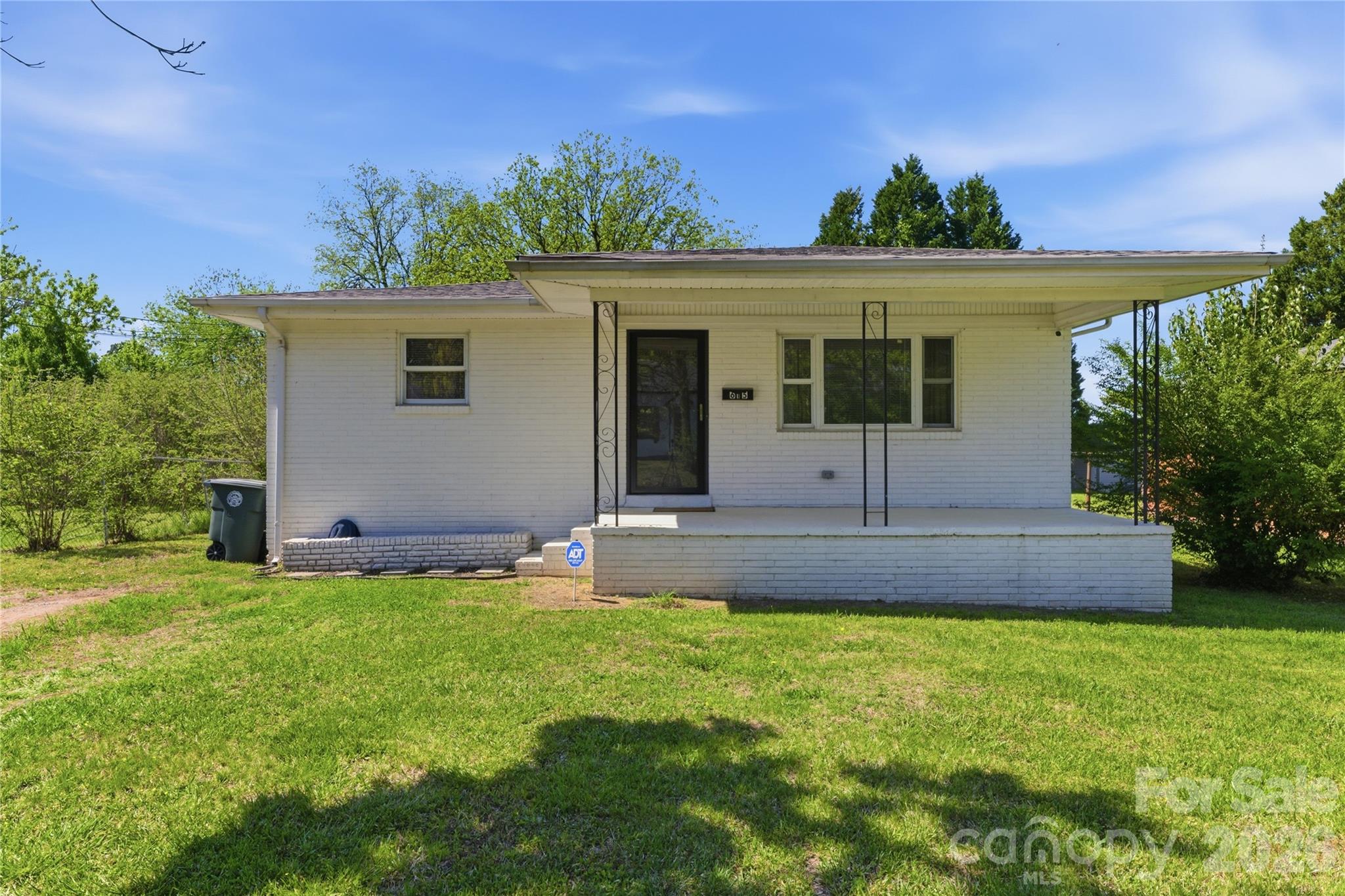 615 W Marsh Street — photo