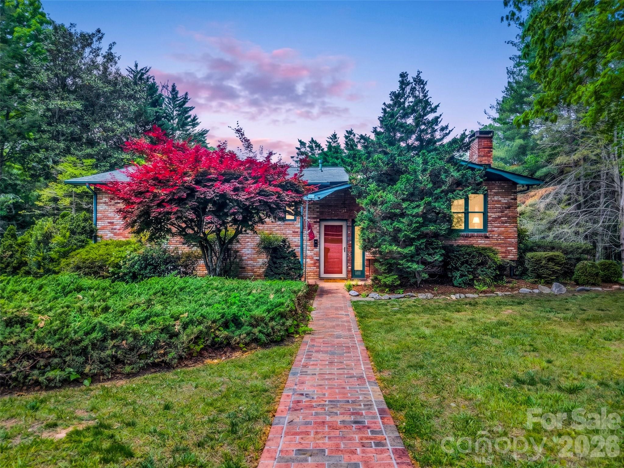 122 W Sweetbriar Lane — photo