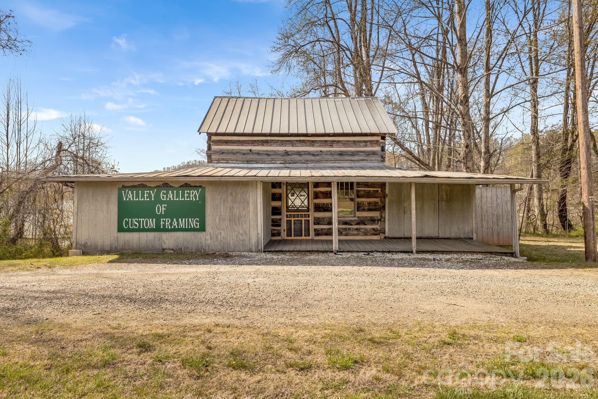 2172 Smokey Park Highway — photo