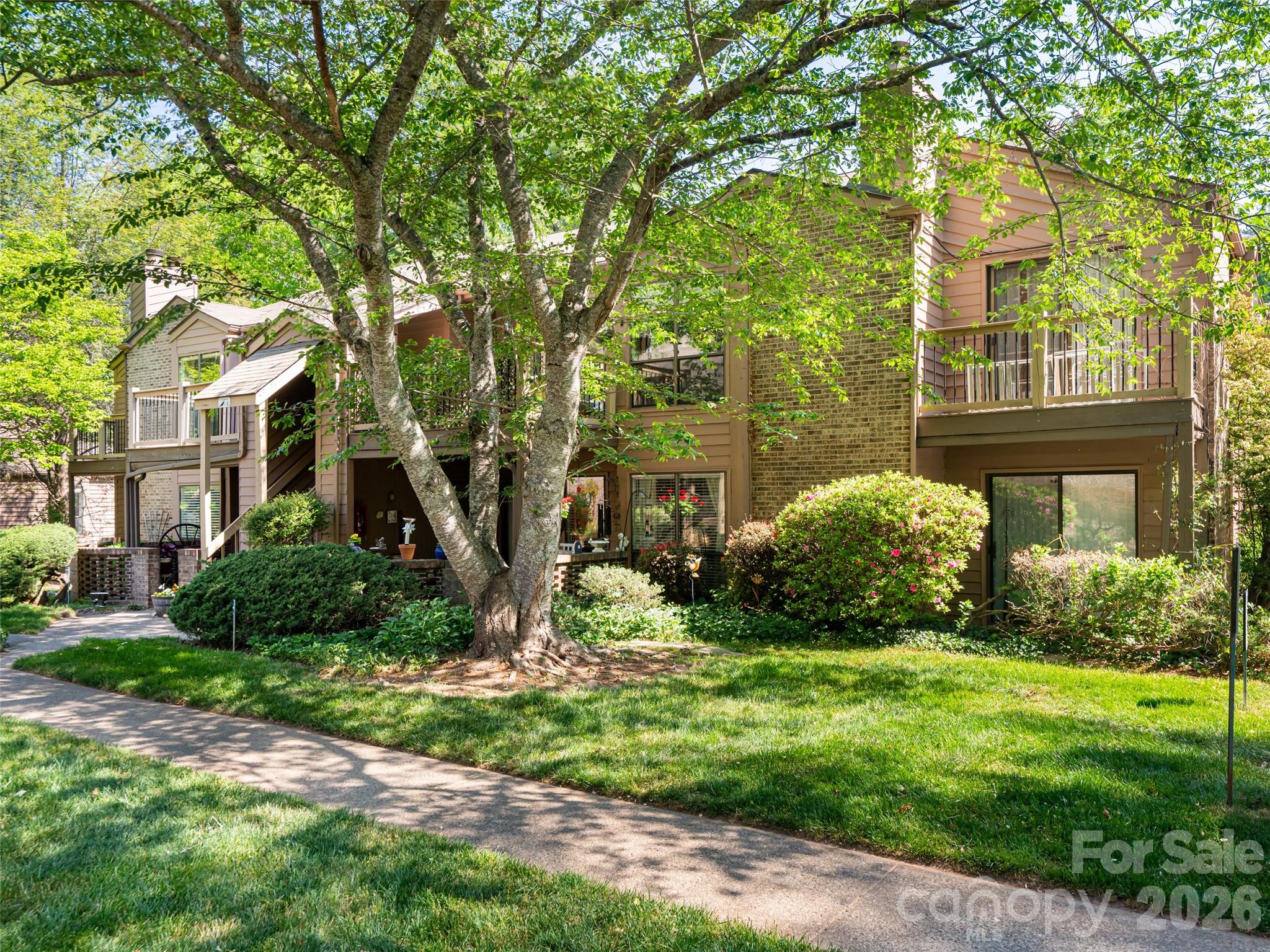 38 Ravencroft Lane E — photo