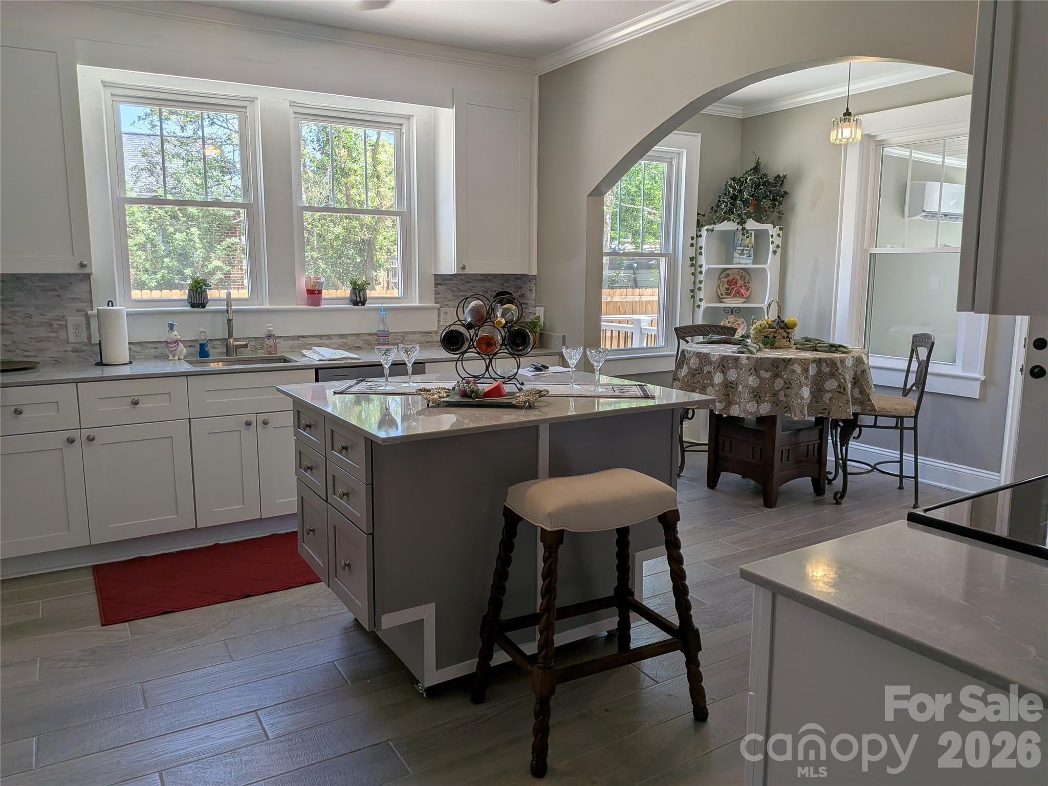 933 W Warren Street — photo