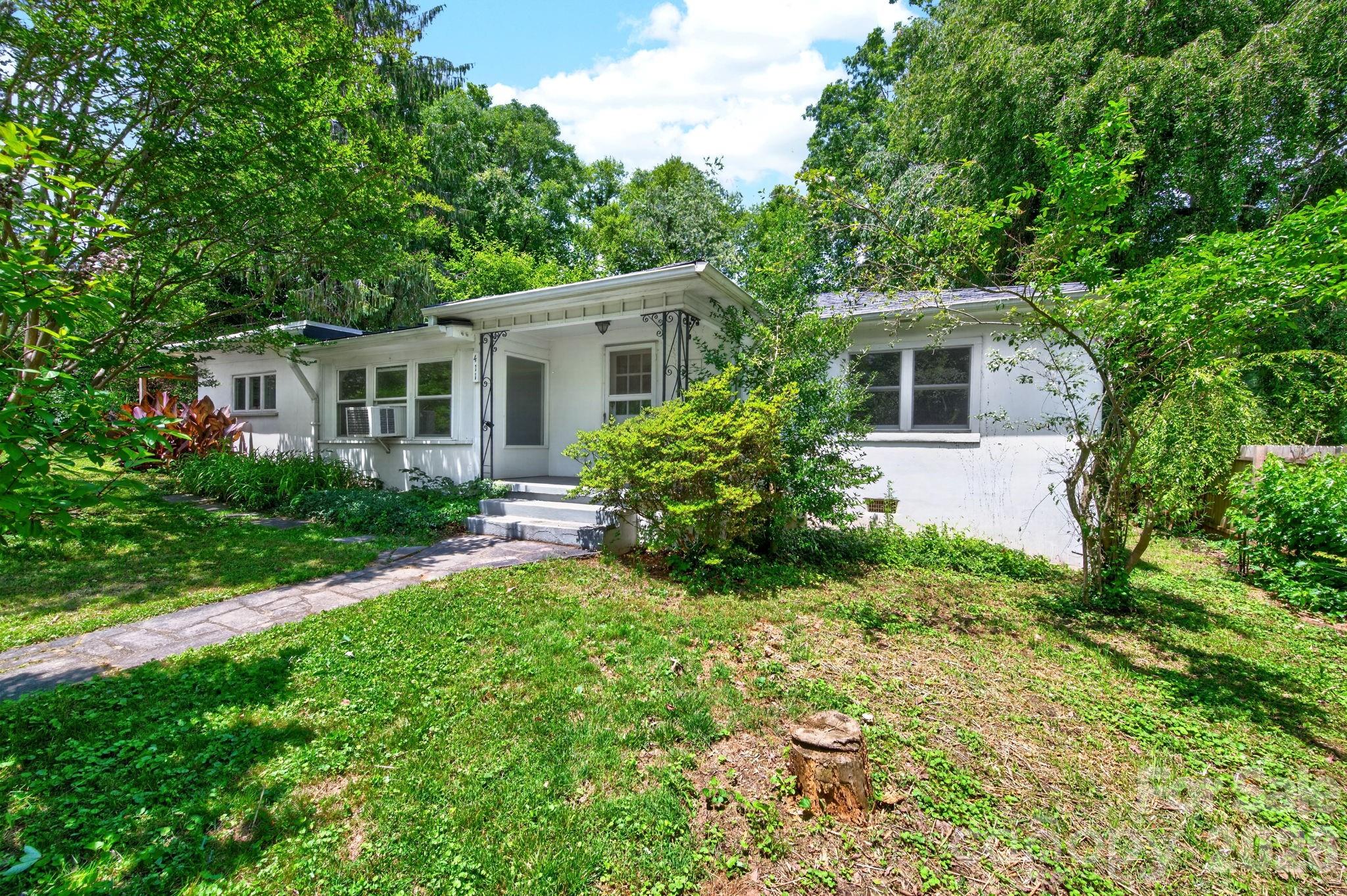 411 Hillcrest Circle — photo