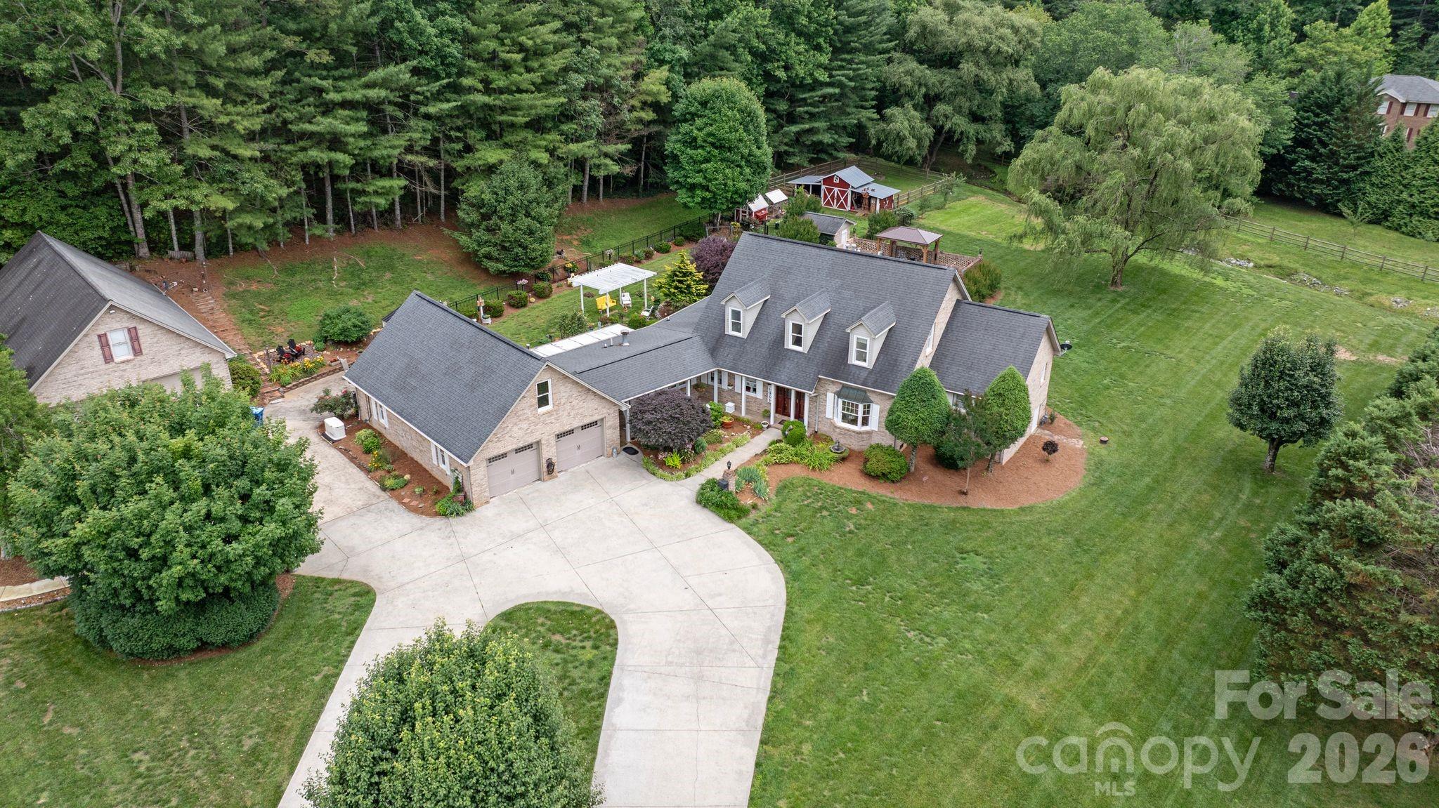 401 Redwood Court — photo