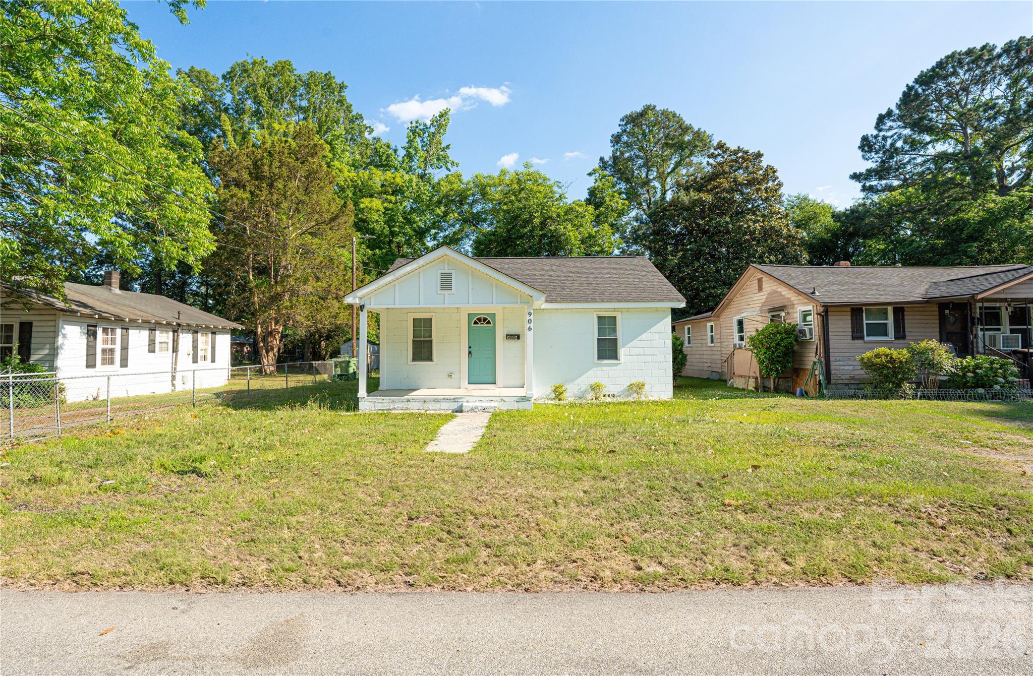 906 Gladstone Street — photo