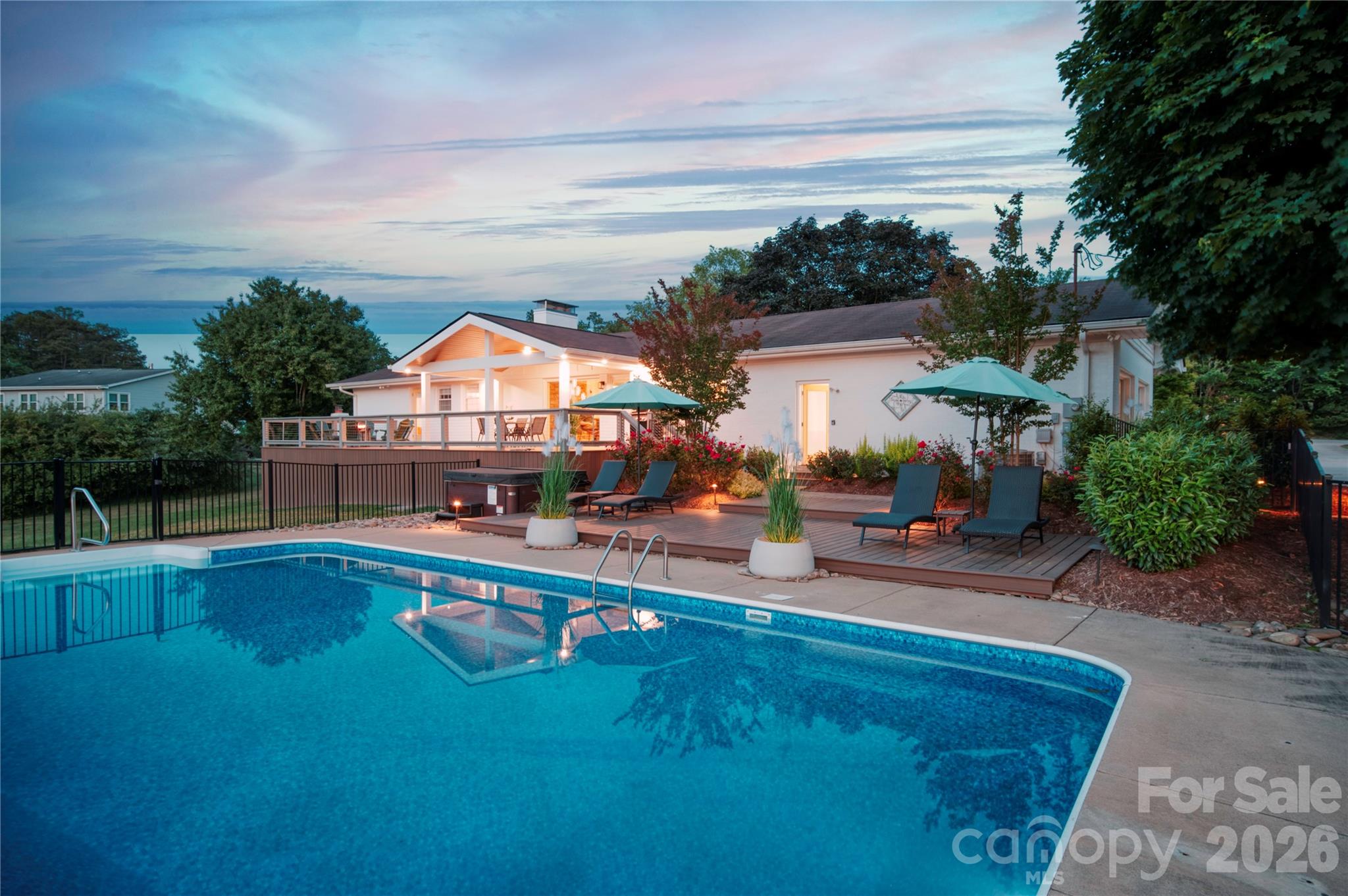 134 W Oakview Road — photo