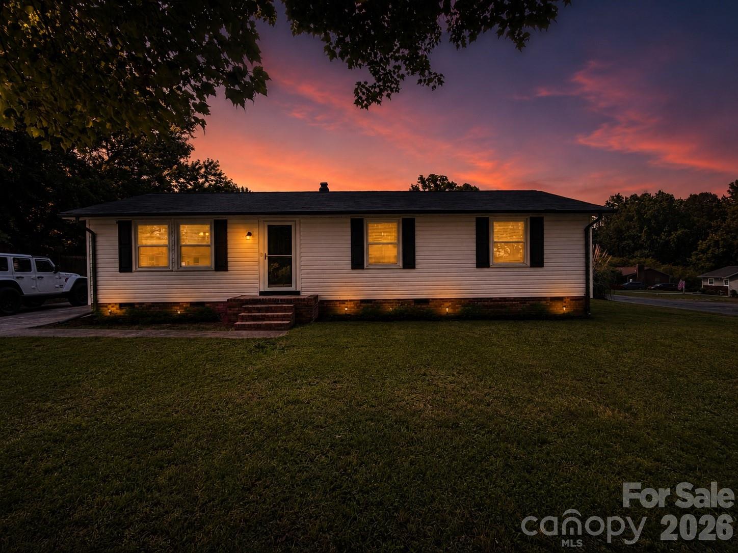 617 Oakwood Lane — photo