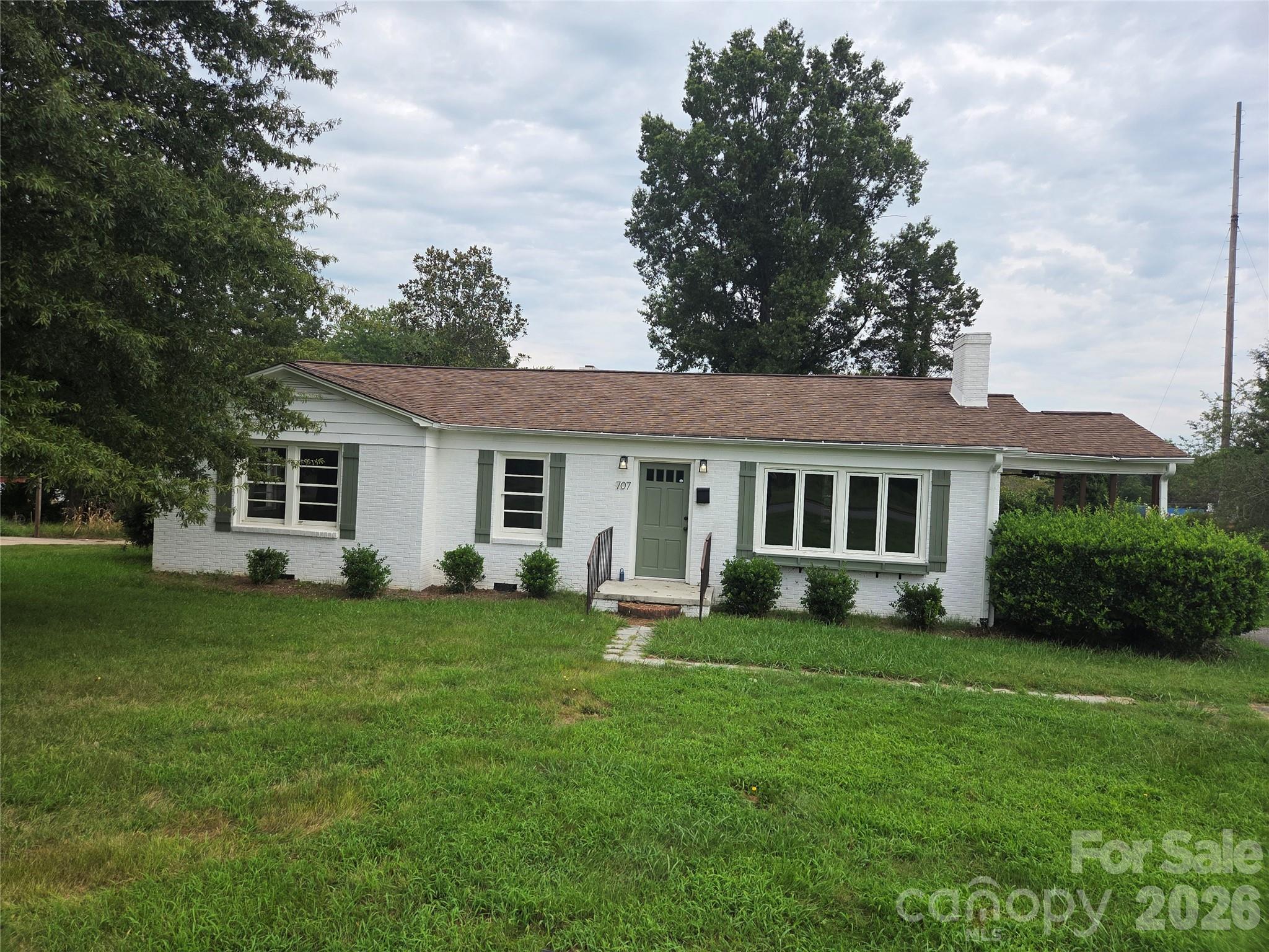 707 E 1st Street — photo
