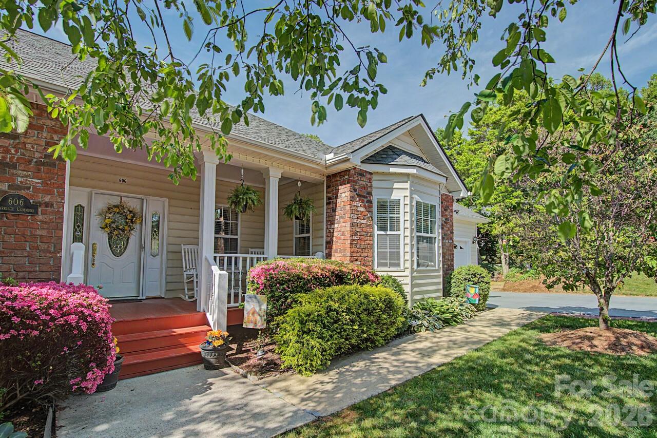 606 Carriage Commons Drive — photo