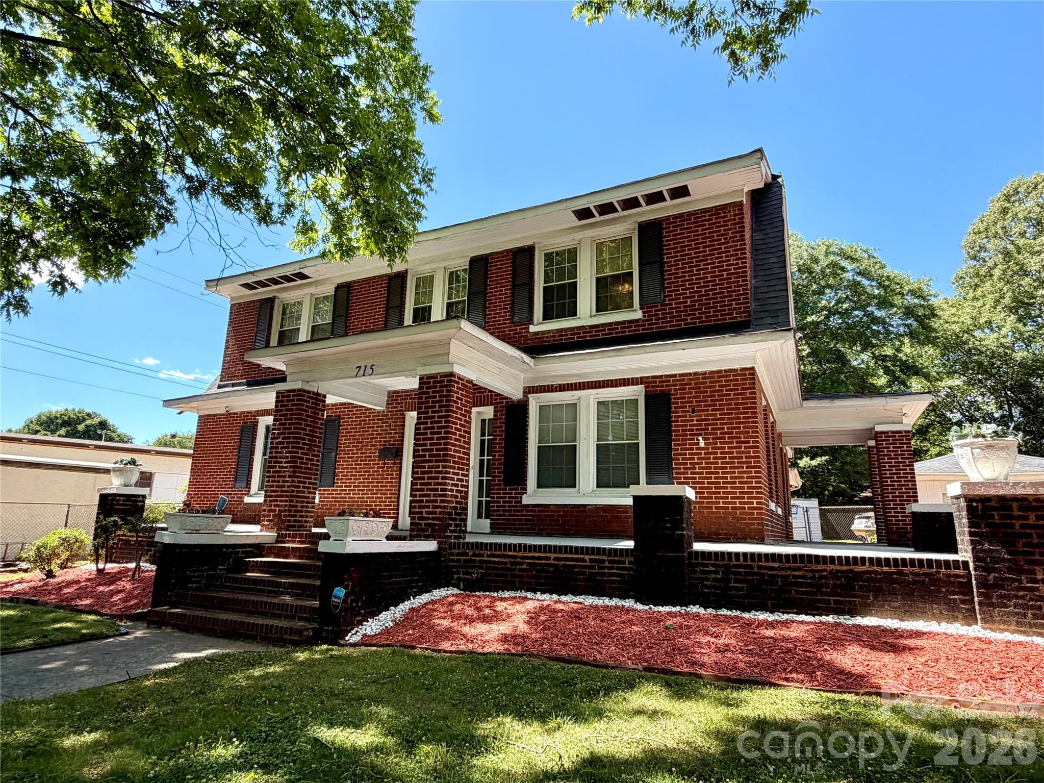 715 E Marion Street — photo