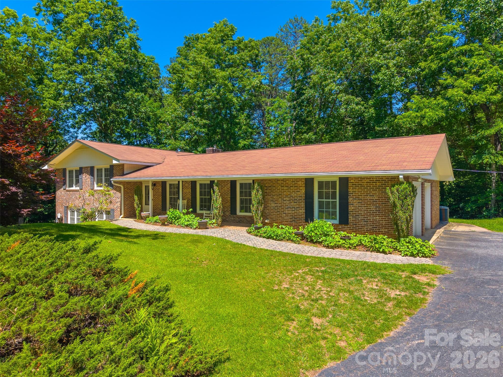 1747 University Heights Road — photo