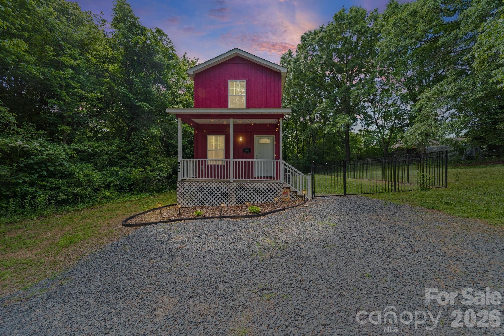 308 E 10th Street — photo