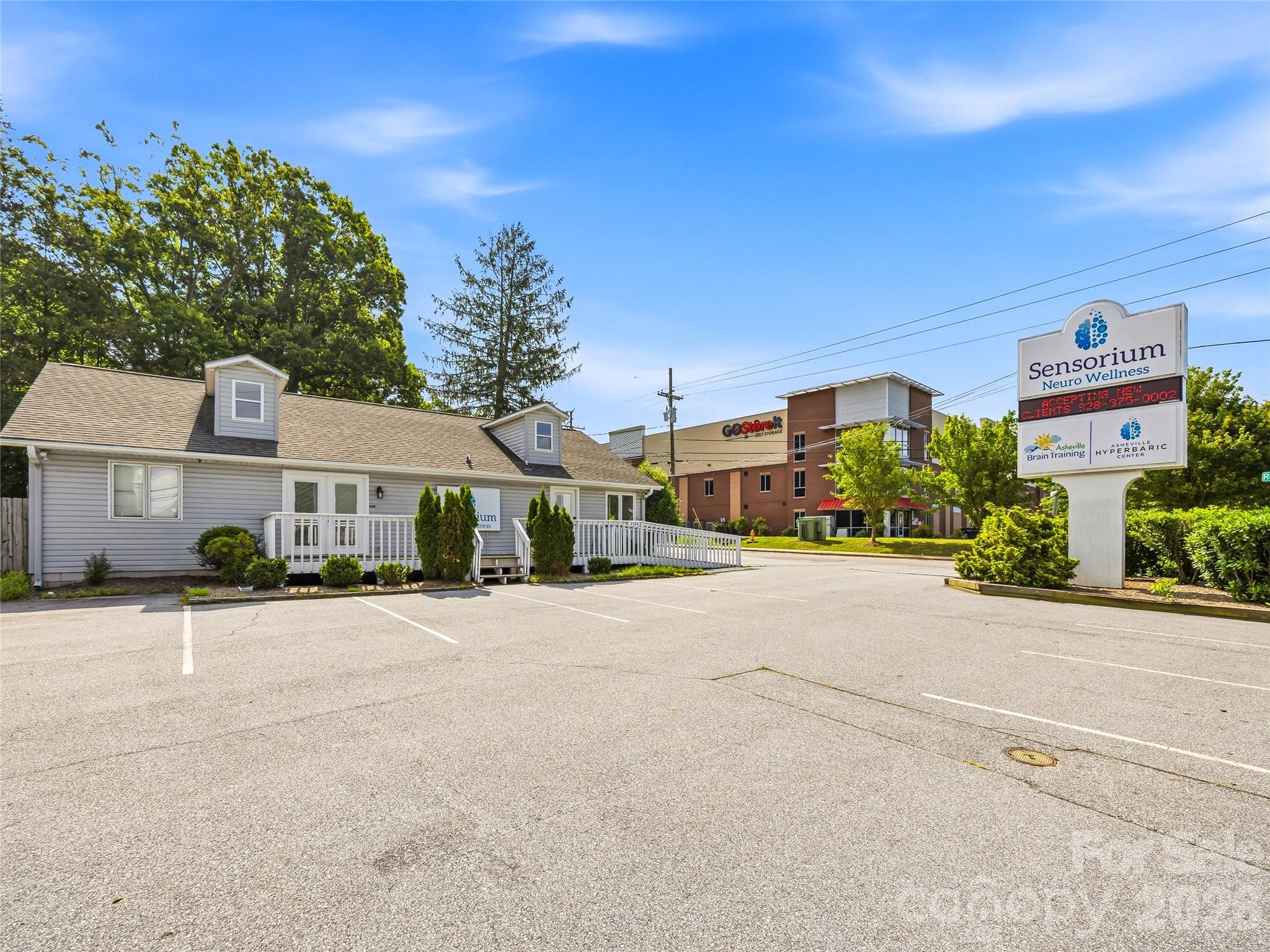 2124 Hendersonville Road — photo
