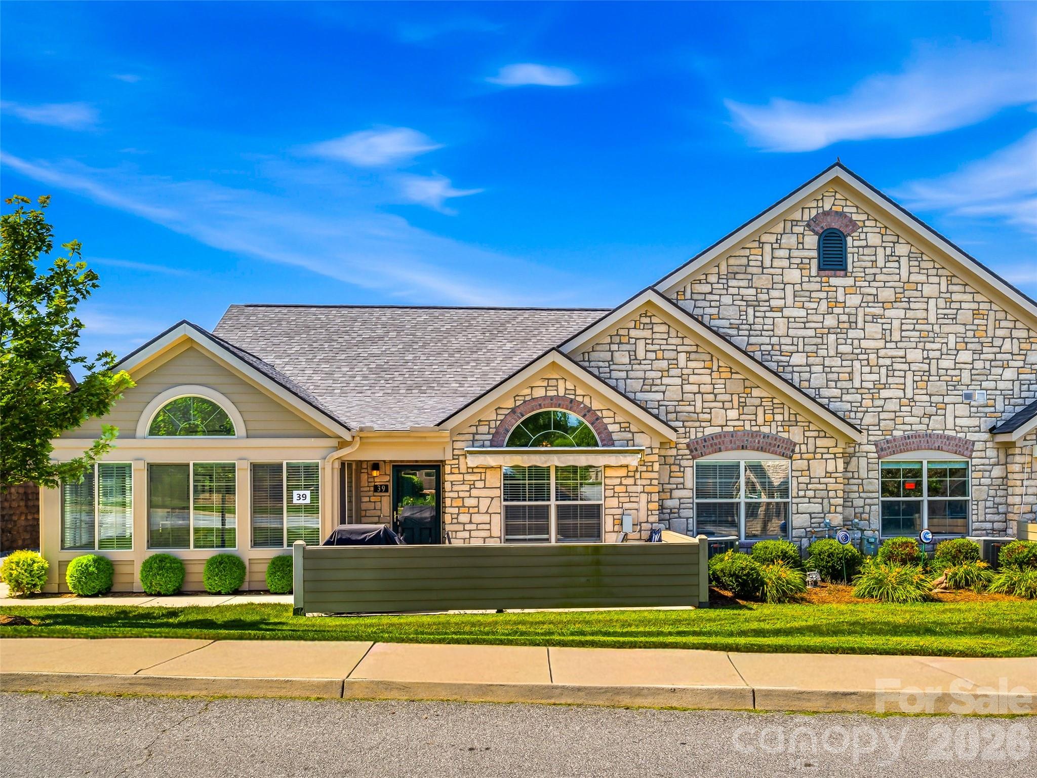 39 Braeburn Way — photo