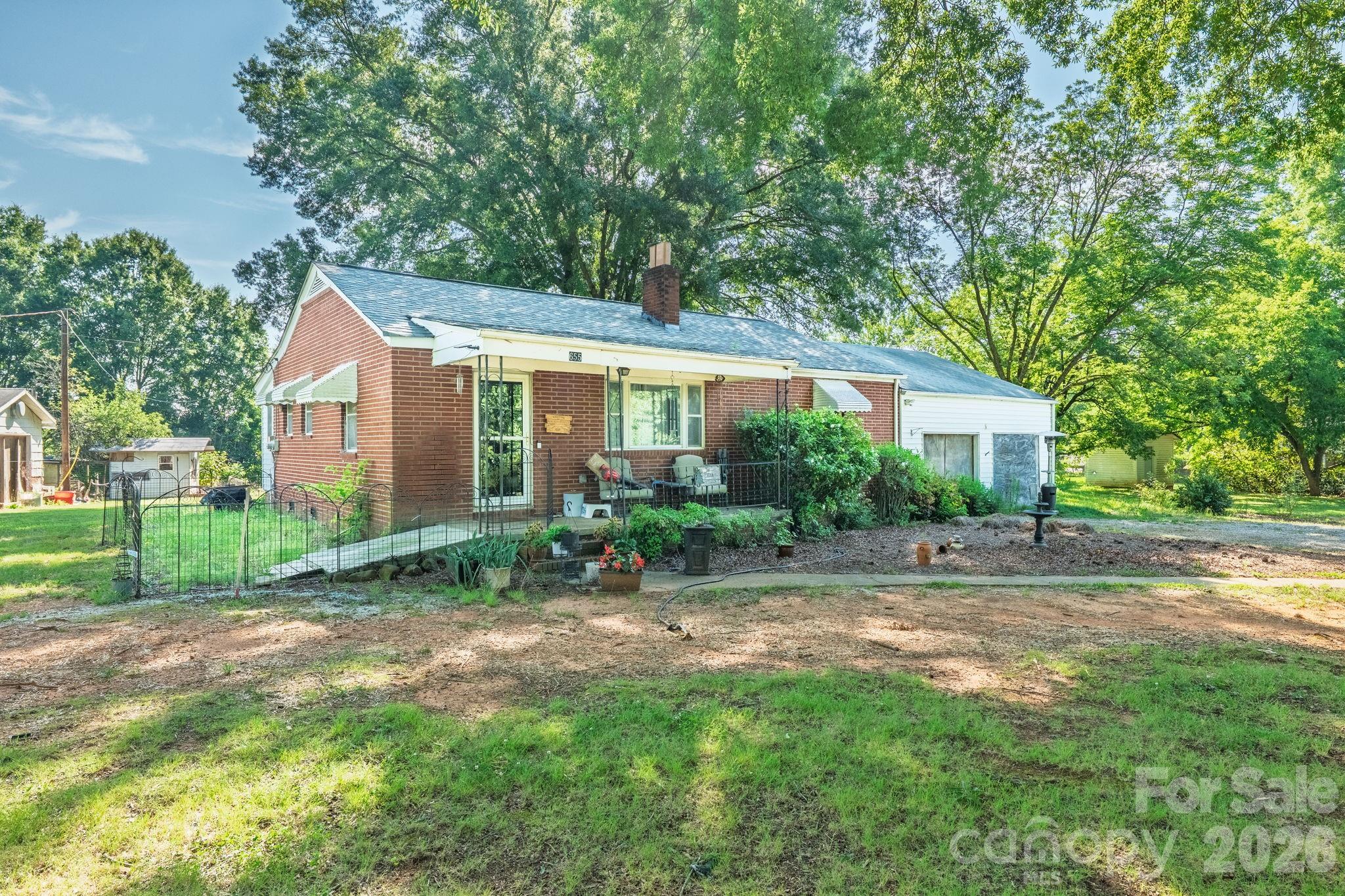 655 Edmiston Road — photo
