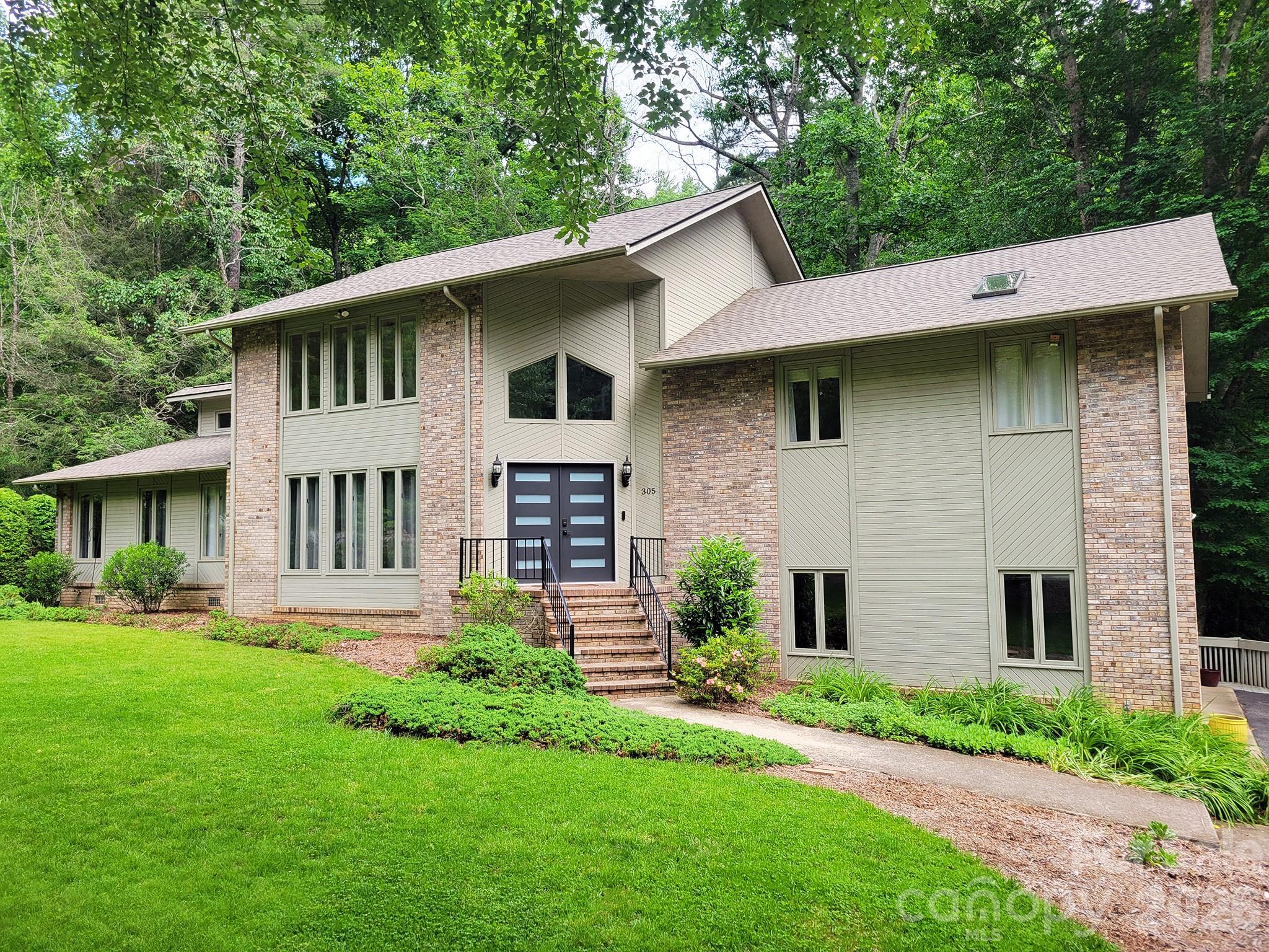 305 E Sondley Drive — photo