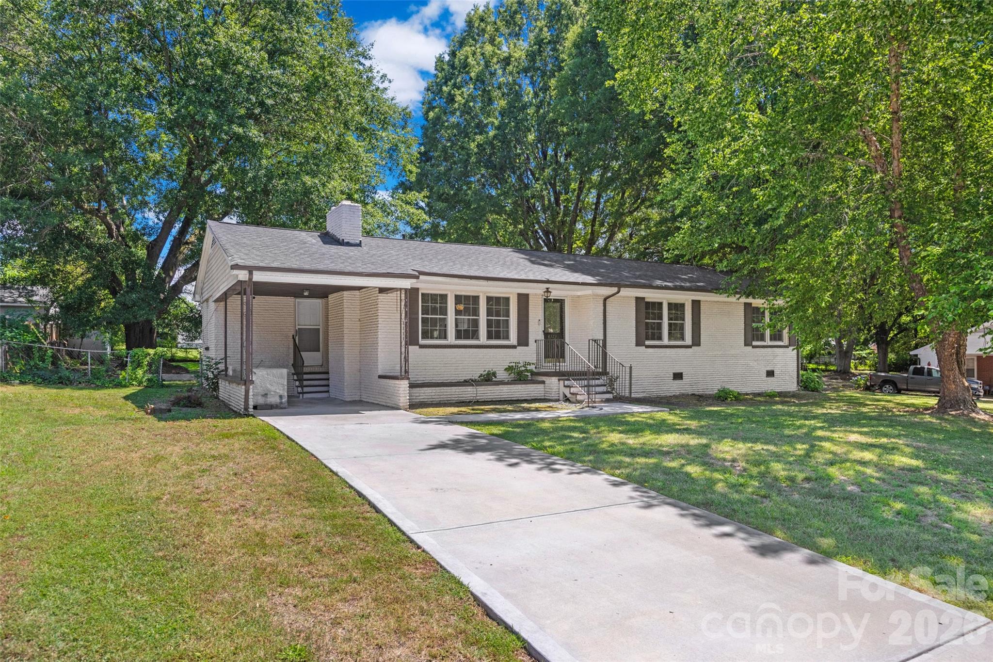 2323 Hedgewood Circle — photo